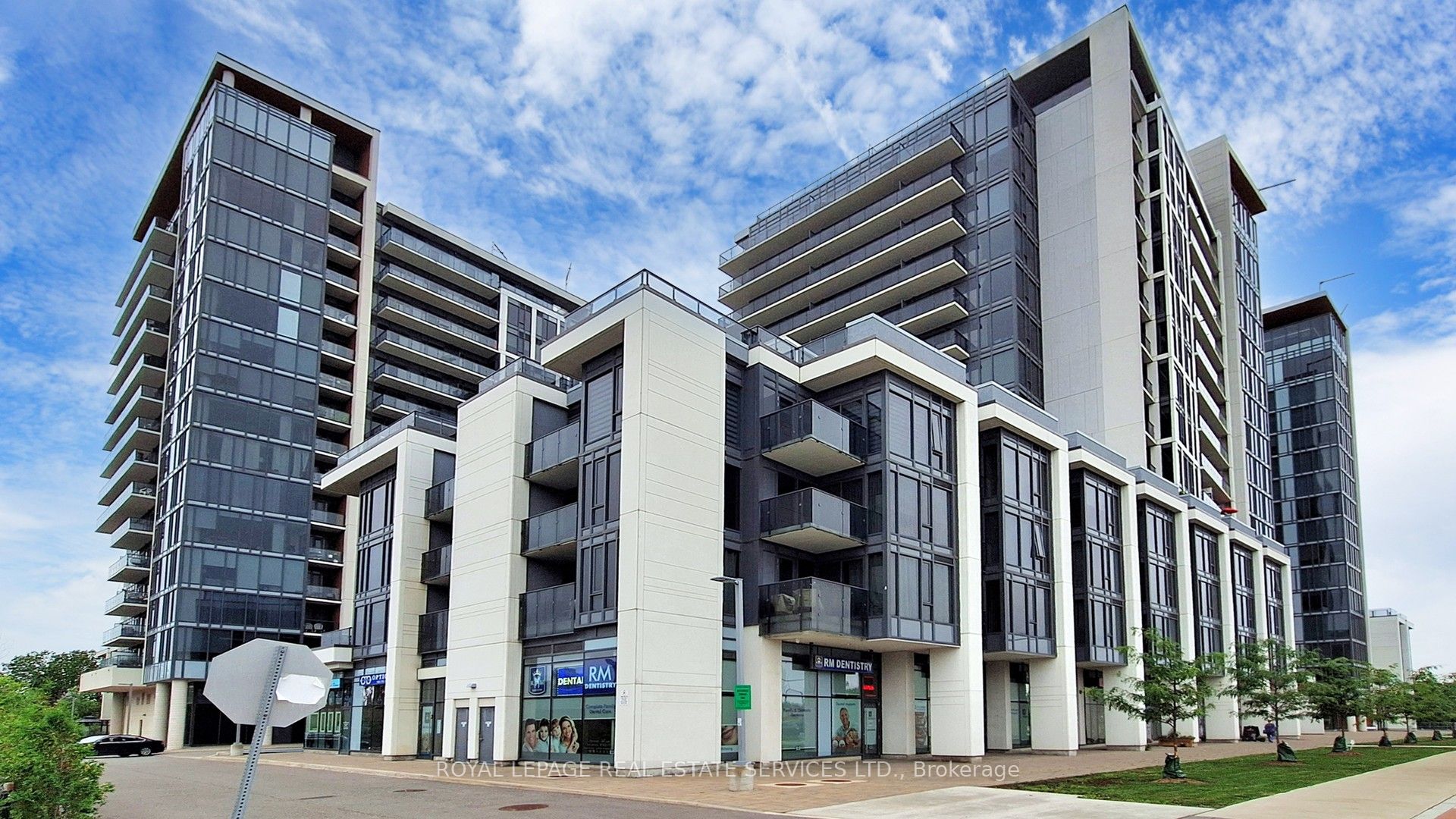 #301 - 9618 Yonge Street Property Photo 1