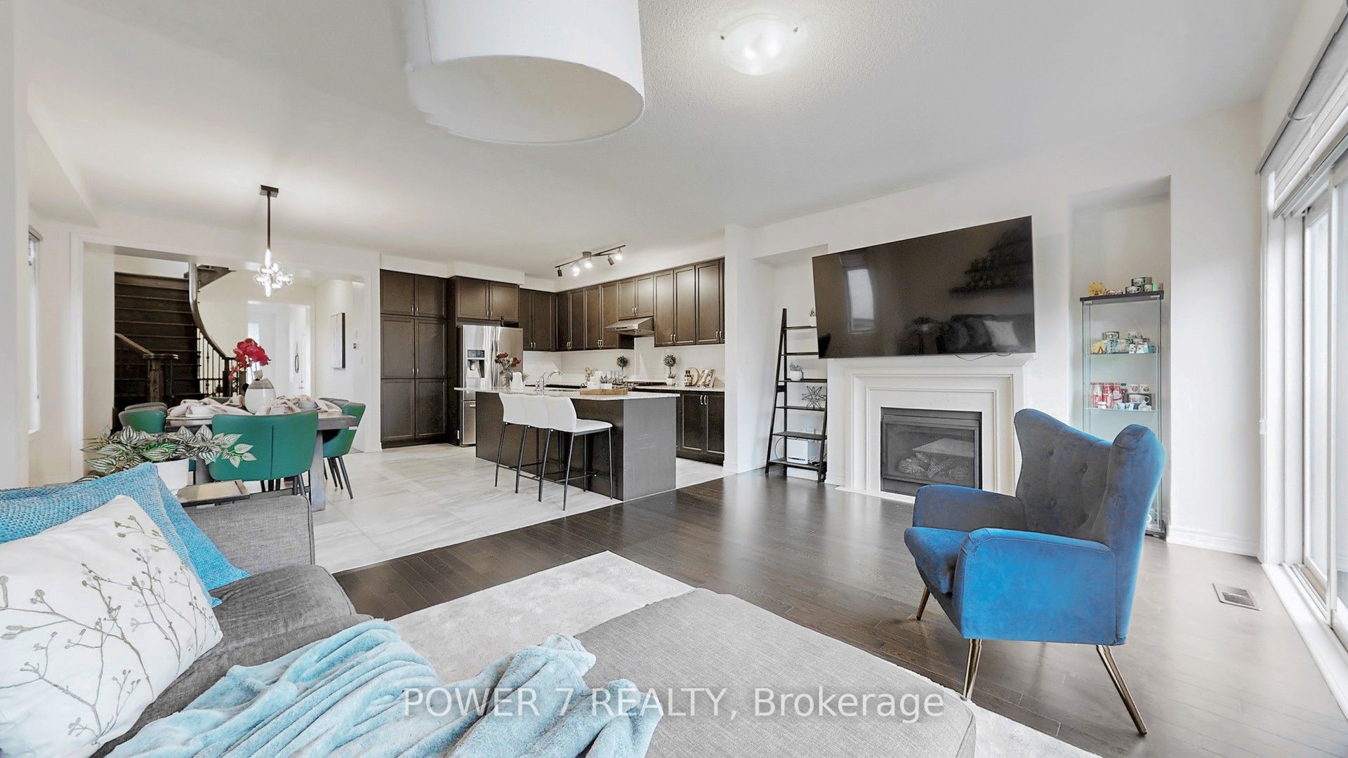 381 Chouinard Way Property Photo 1