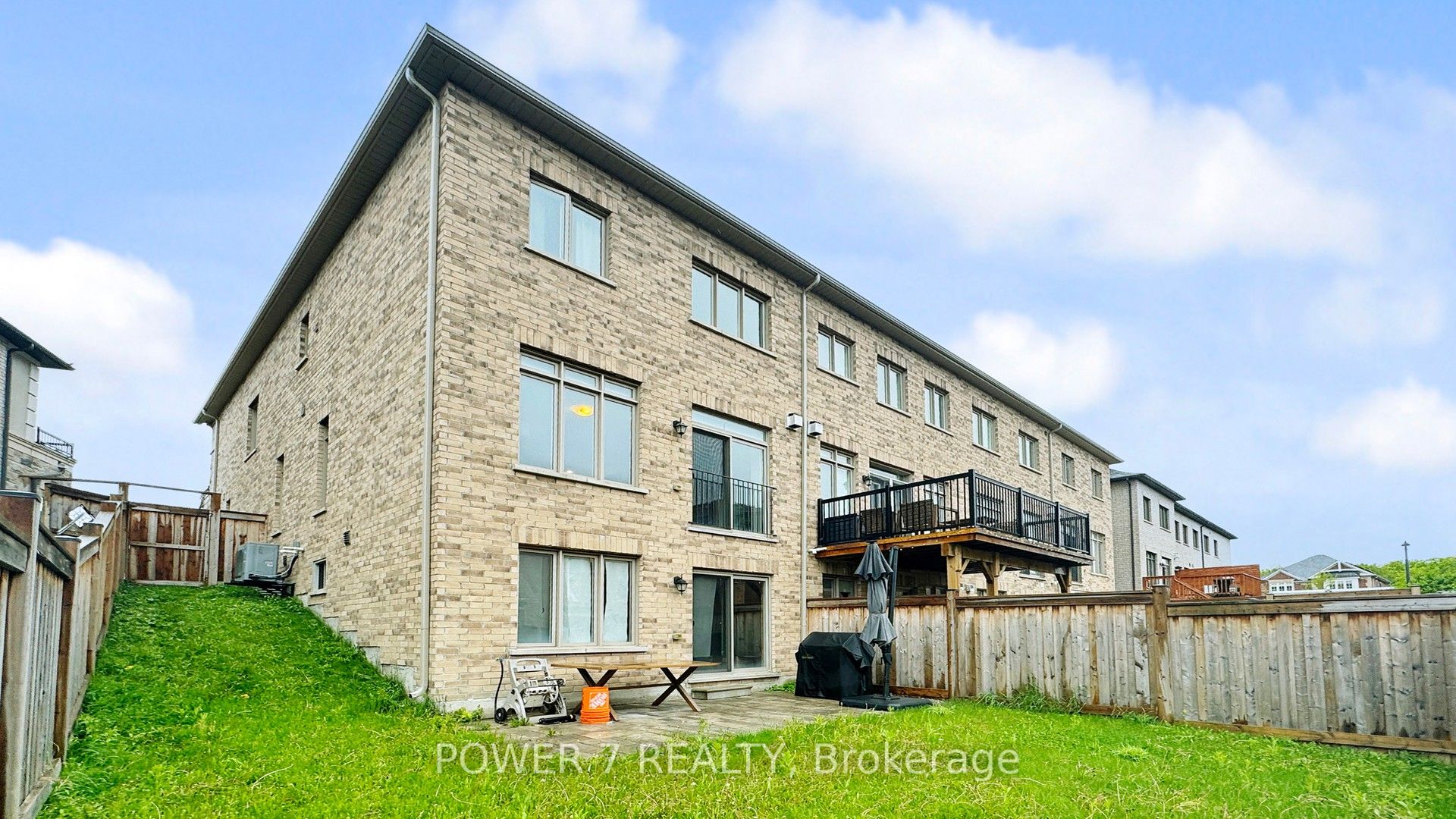 381 Chouinard Way Property Photo 40