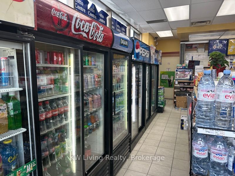 #b - 7333 Woodbine Avenue Property Photo 8