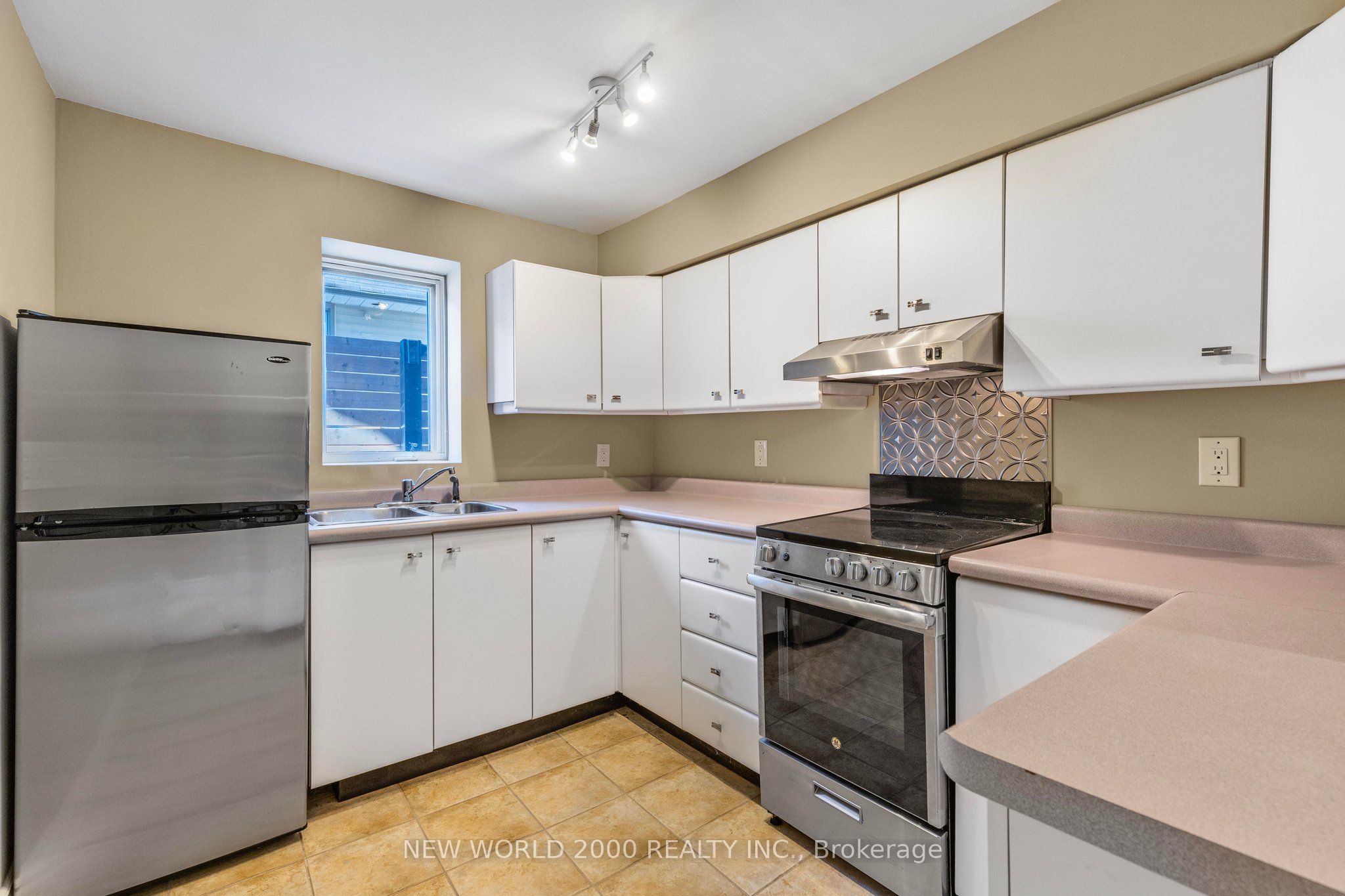 245 Lakeland Crescent Property Photo 16