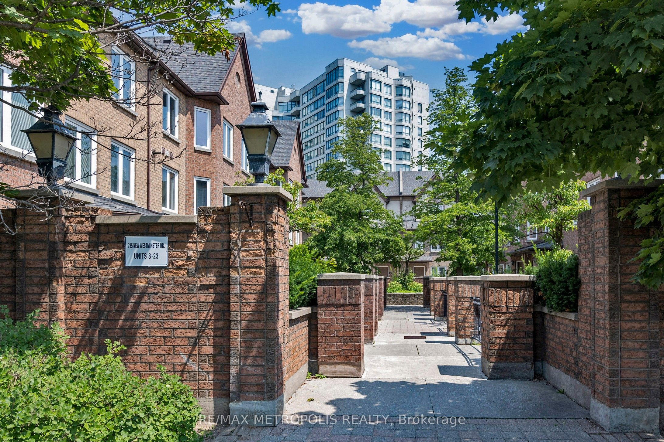 735 New Westminster Dr Property Photo 1