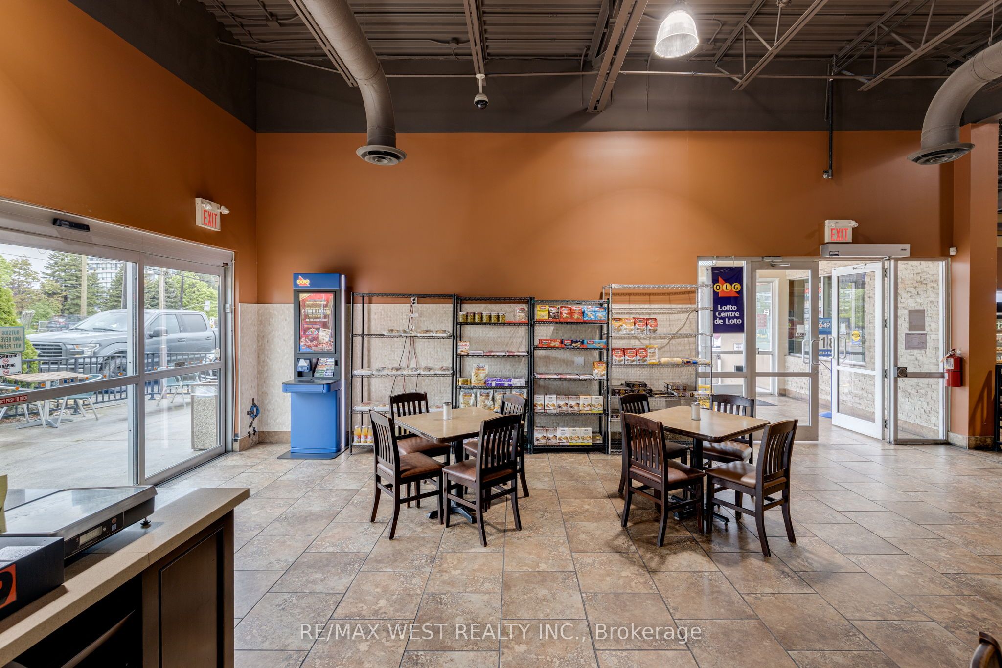 7287 Yonge St Property Photo 6
