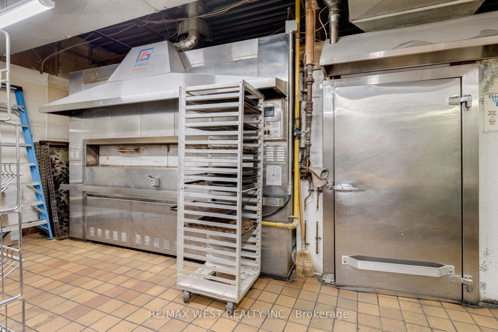 7287 Yonge St Property Photo 15