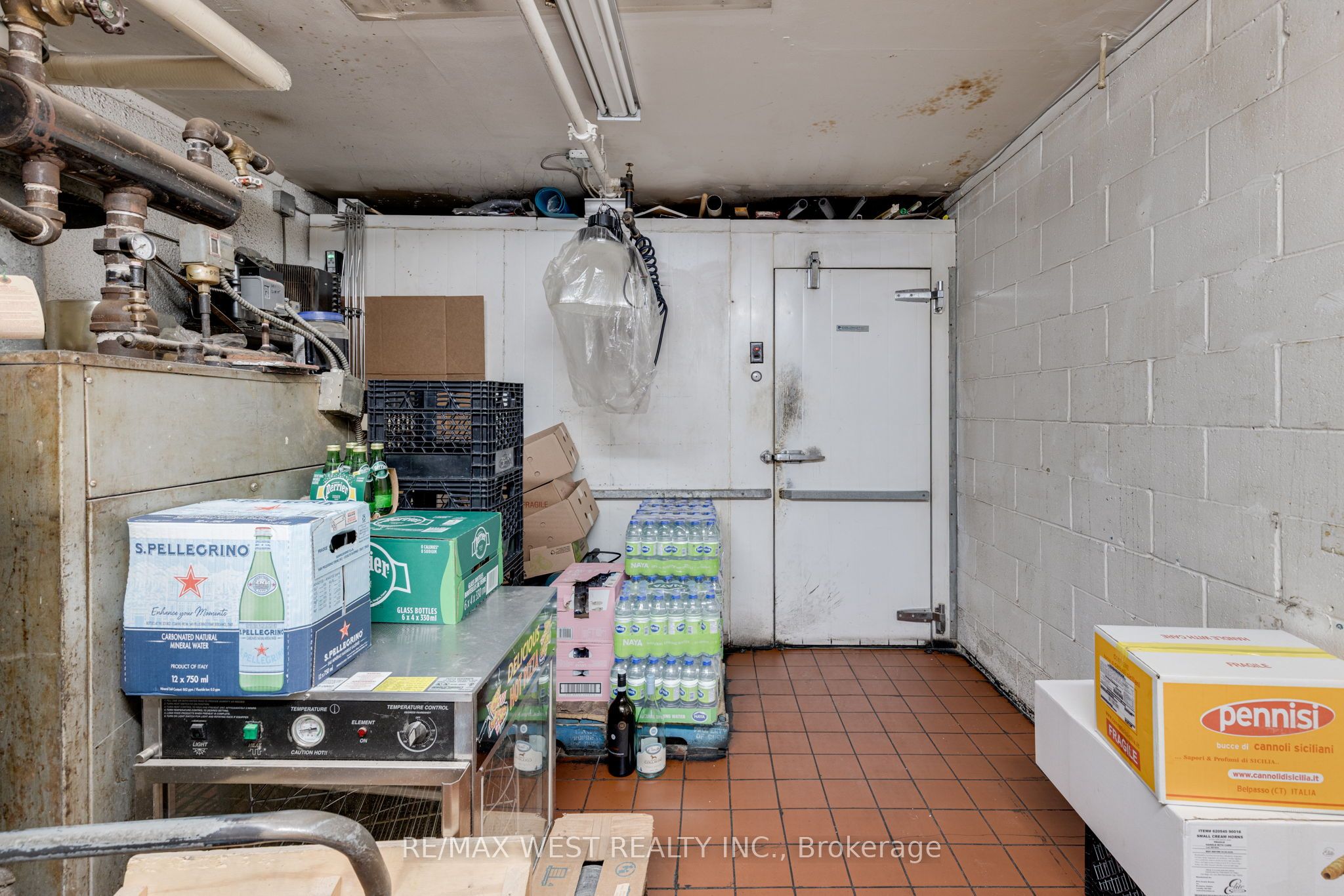 7287 Yonge St Property Photo 18