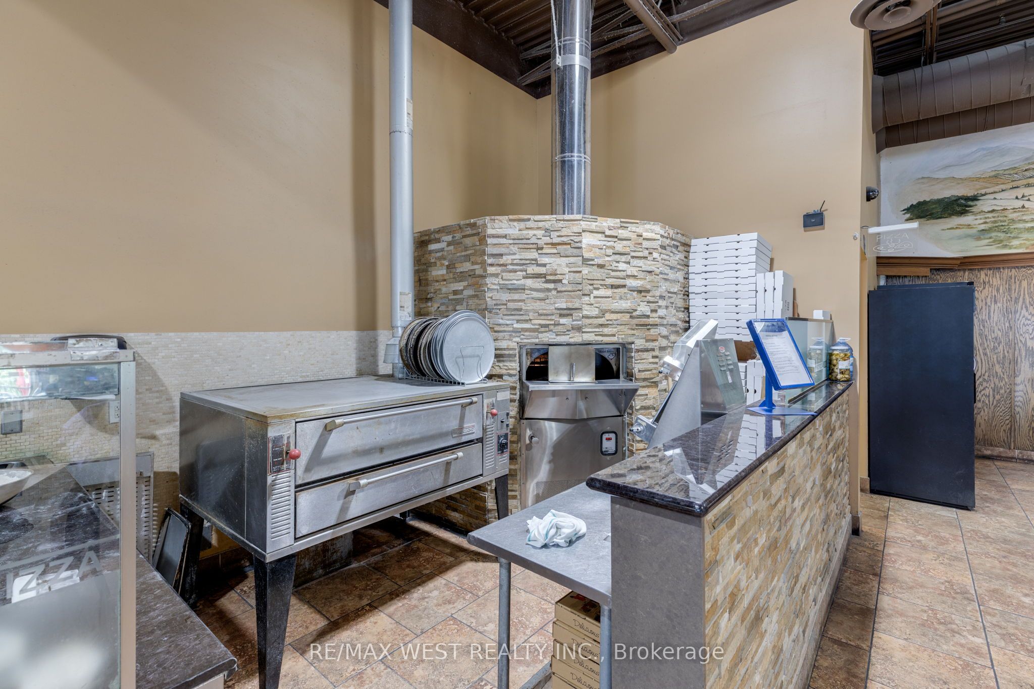 7287 Yonge St Property Photo 28
