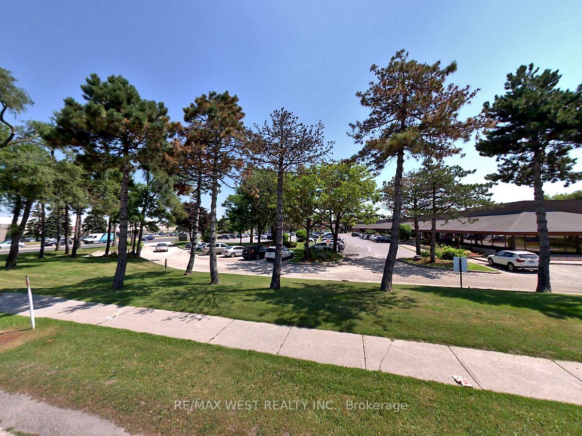 7225 Woodbine Ave Property Photo 2