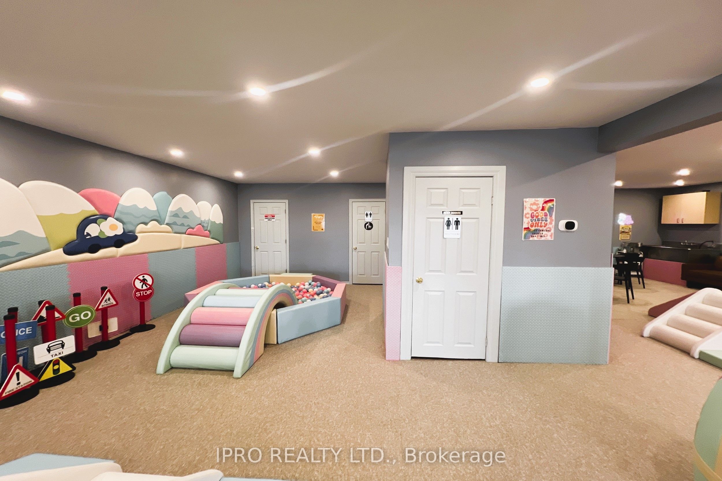 105 Holland St E Property Photo 11