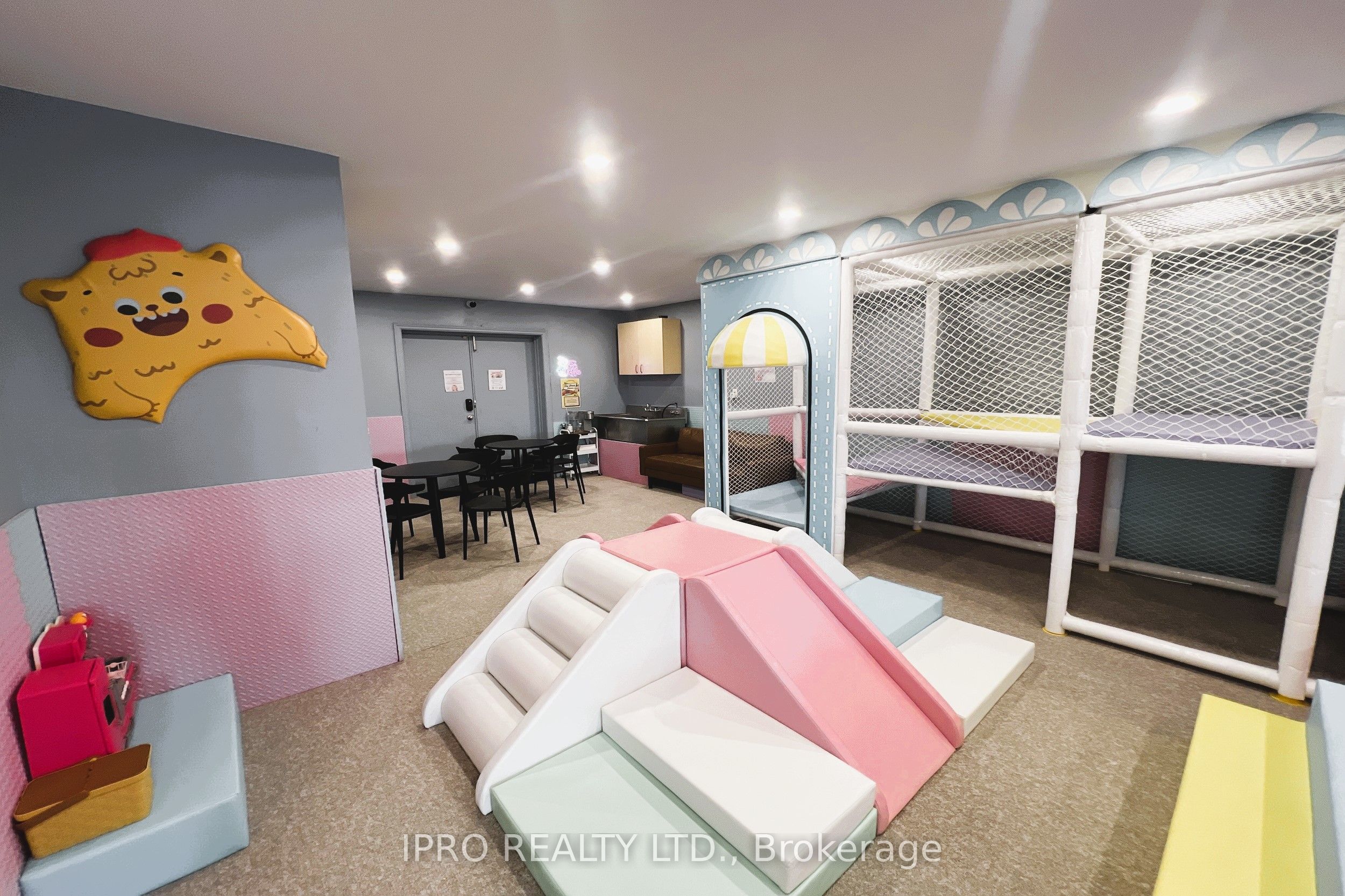 105 Holland St E Property Photo 13