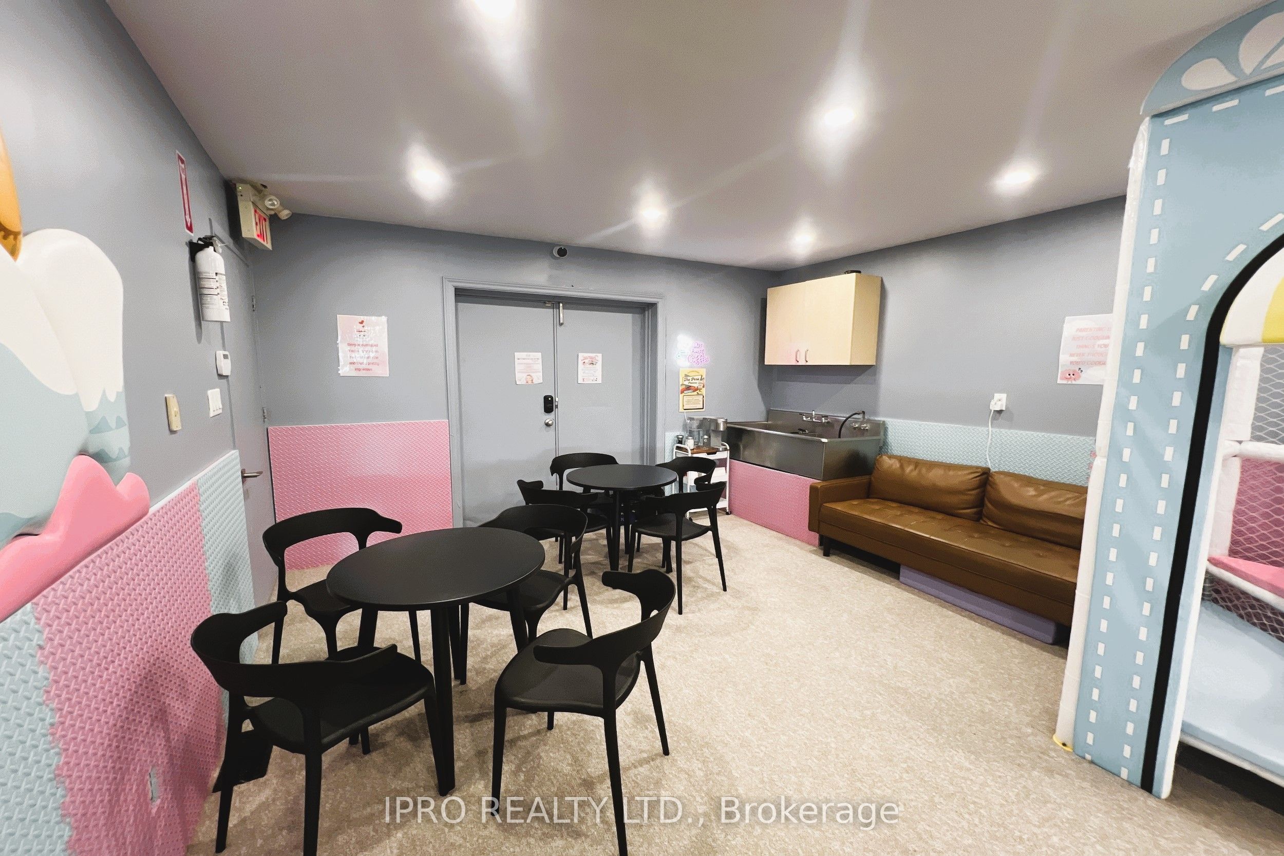 105 Holland St E Property Photo 14