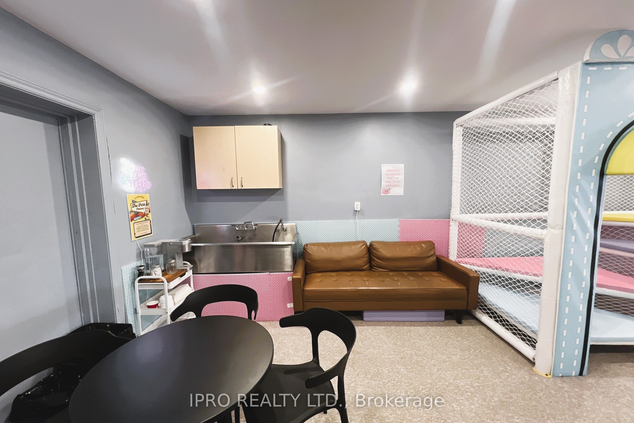 105 Holland St E Property Photo 16