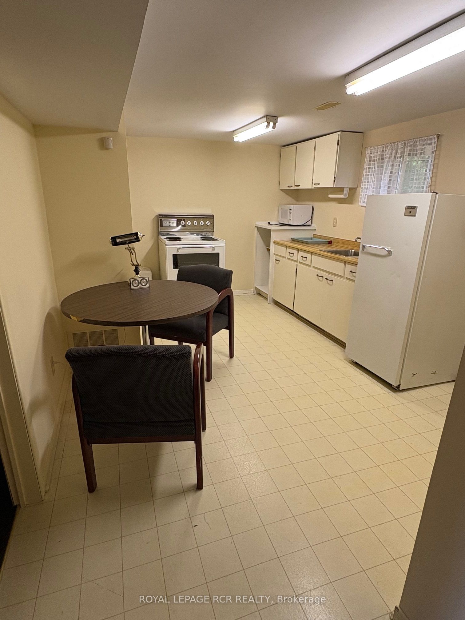 452 Victoria St E Property Photo 8