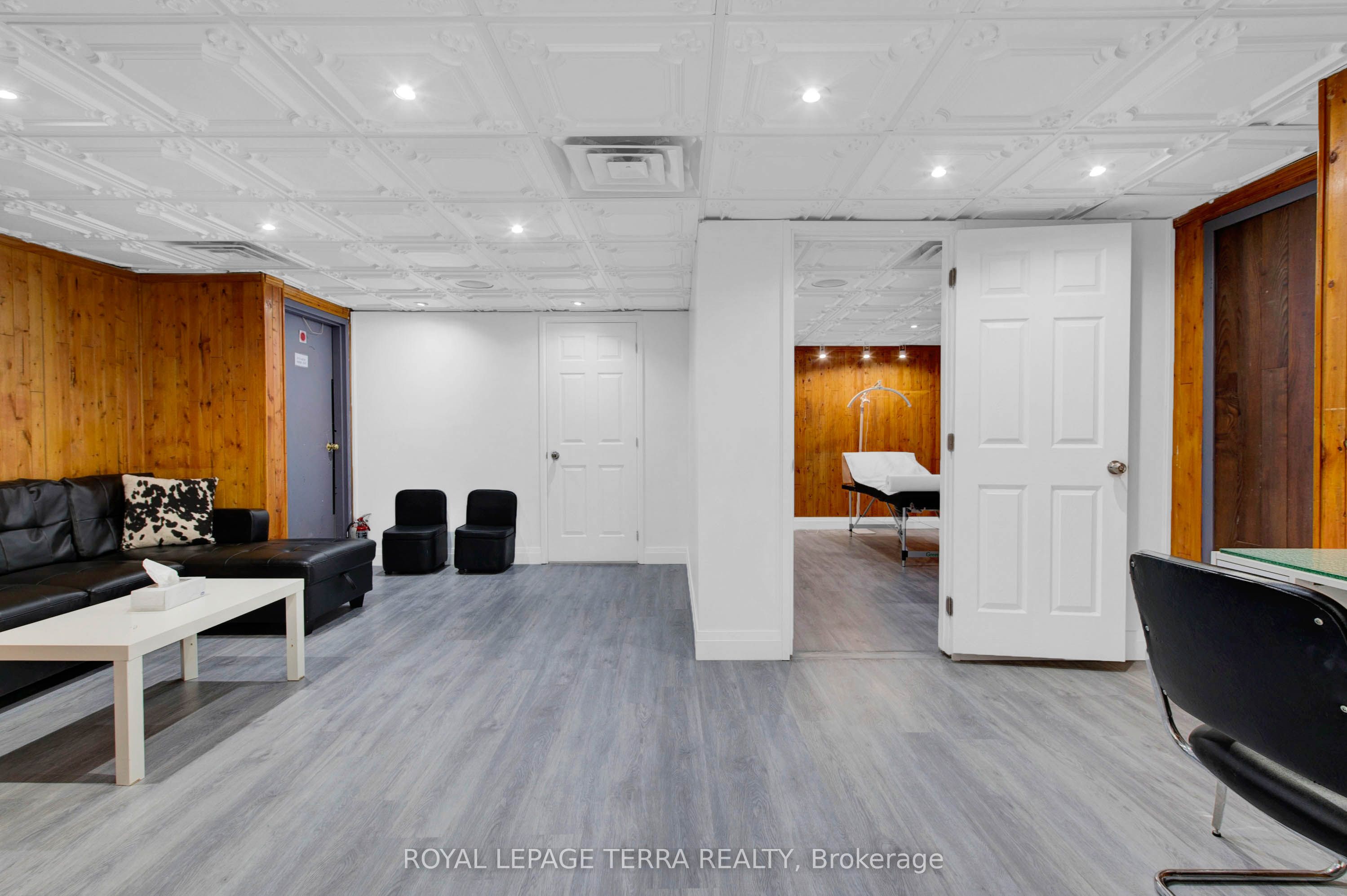 #3 & 4 - 527 Victoria Street Property Photo 27