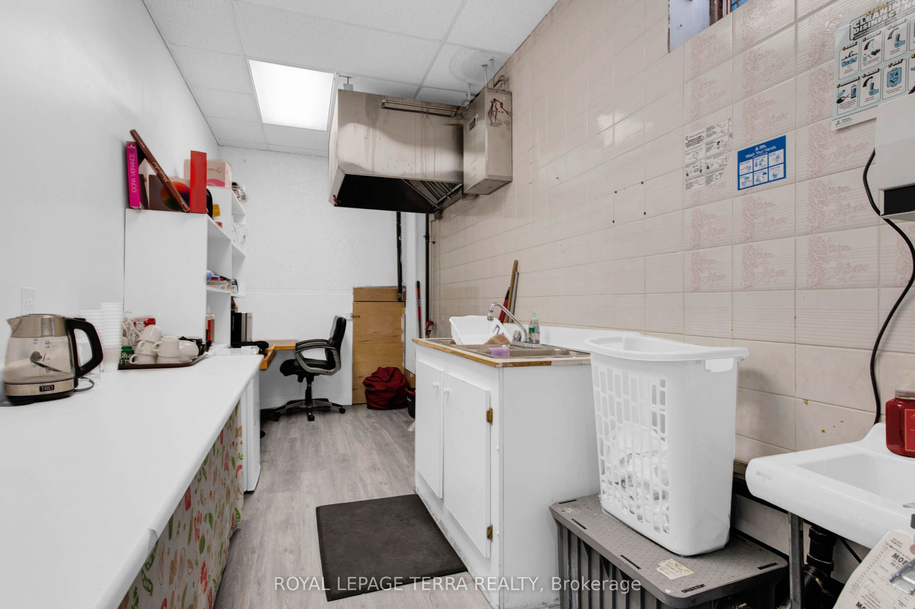 #3 & 4 - 527 Victoria Street Property Photo 33