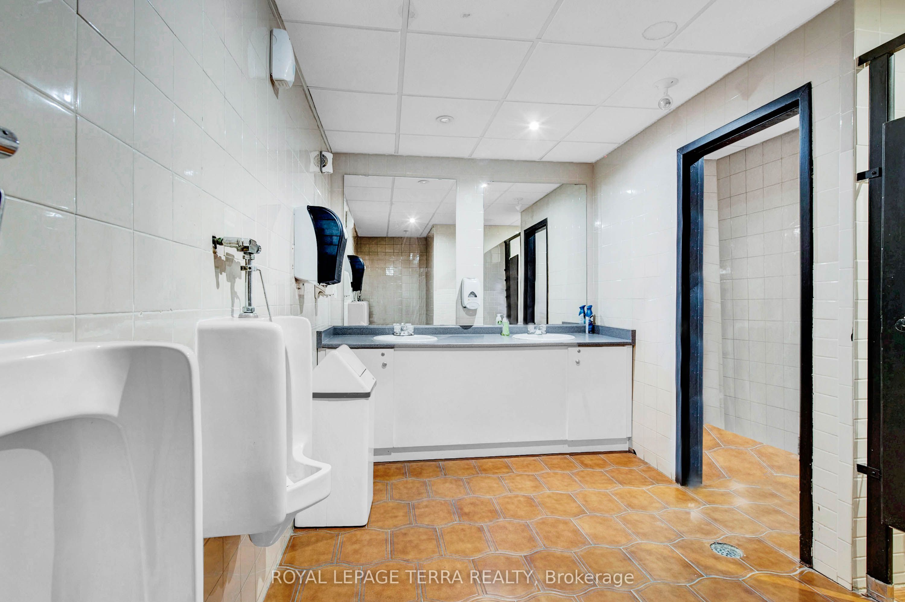 #3 & 4 - 527 Victoria Street Property Photo 36