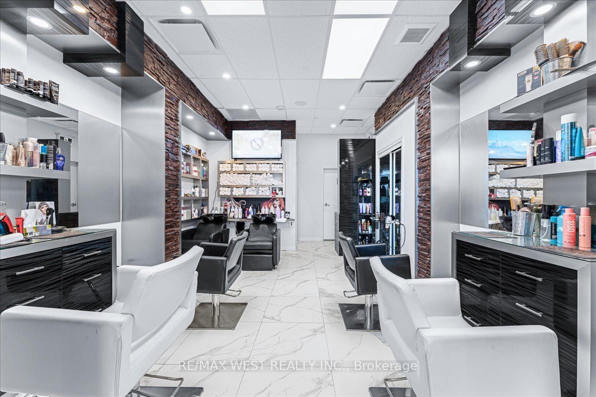 9610 Yonge St Property Photo 1
