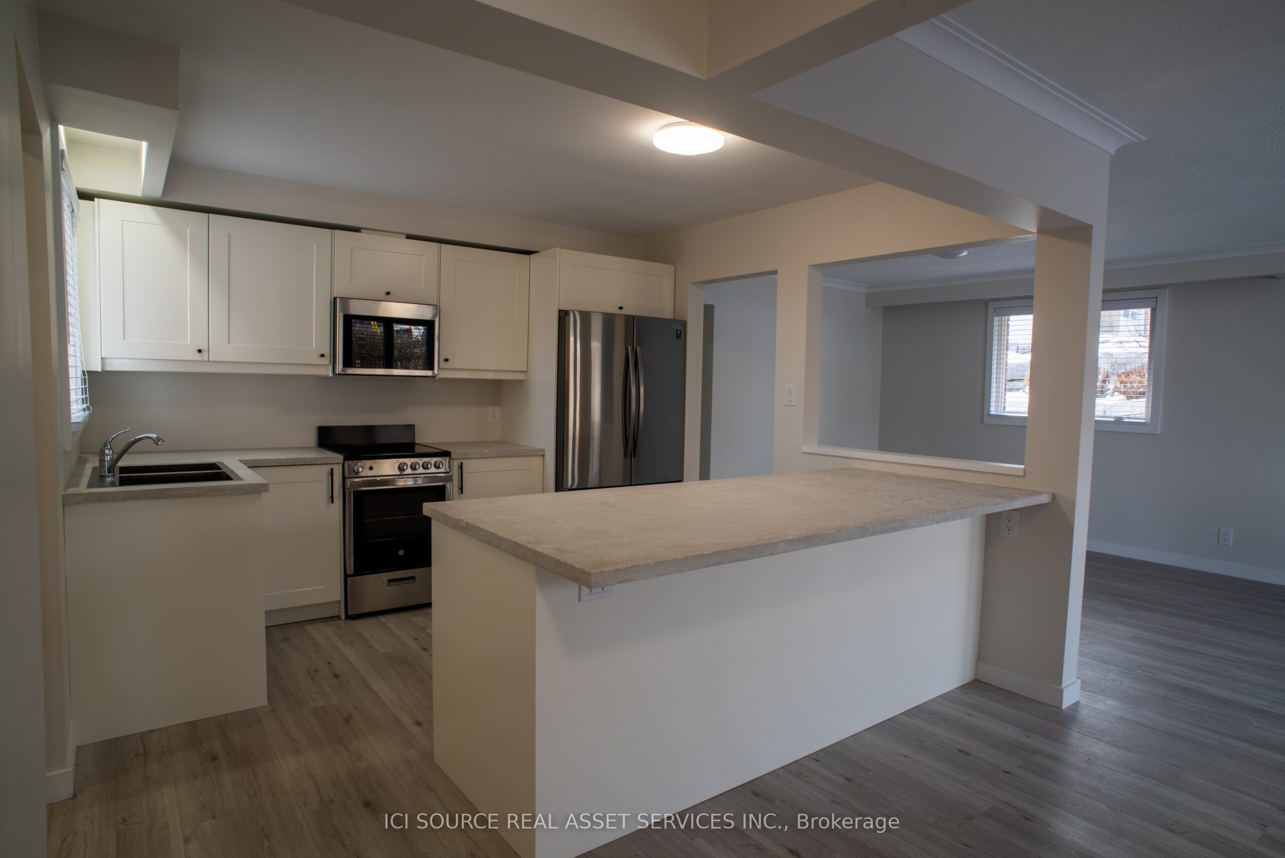 200 John St W Property Photo 1