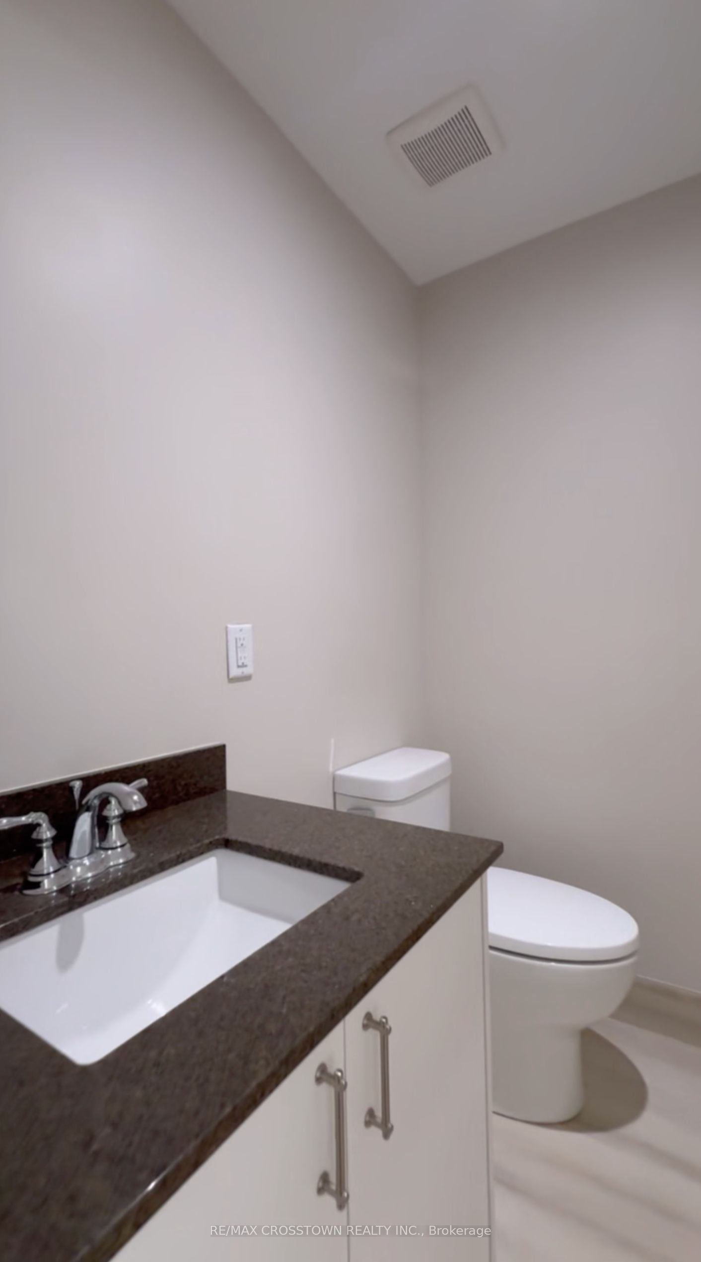 399 Applewood Cres Property Photo 5