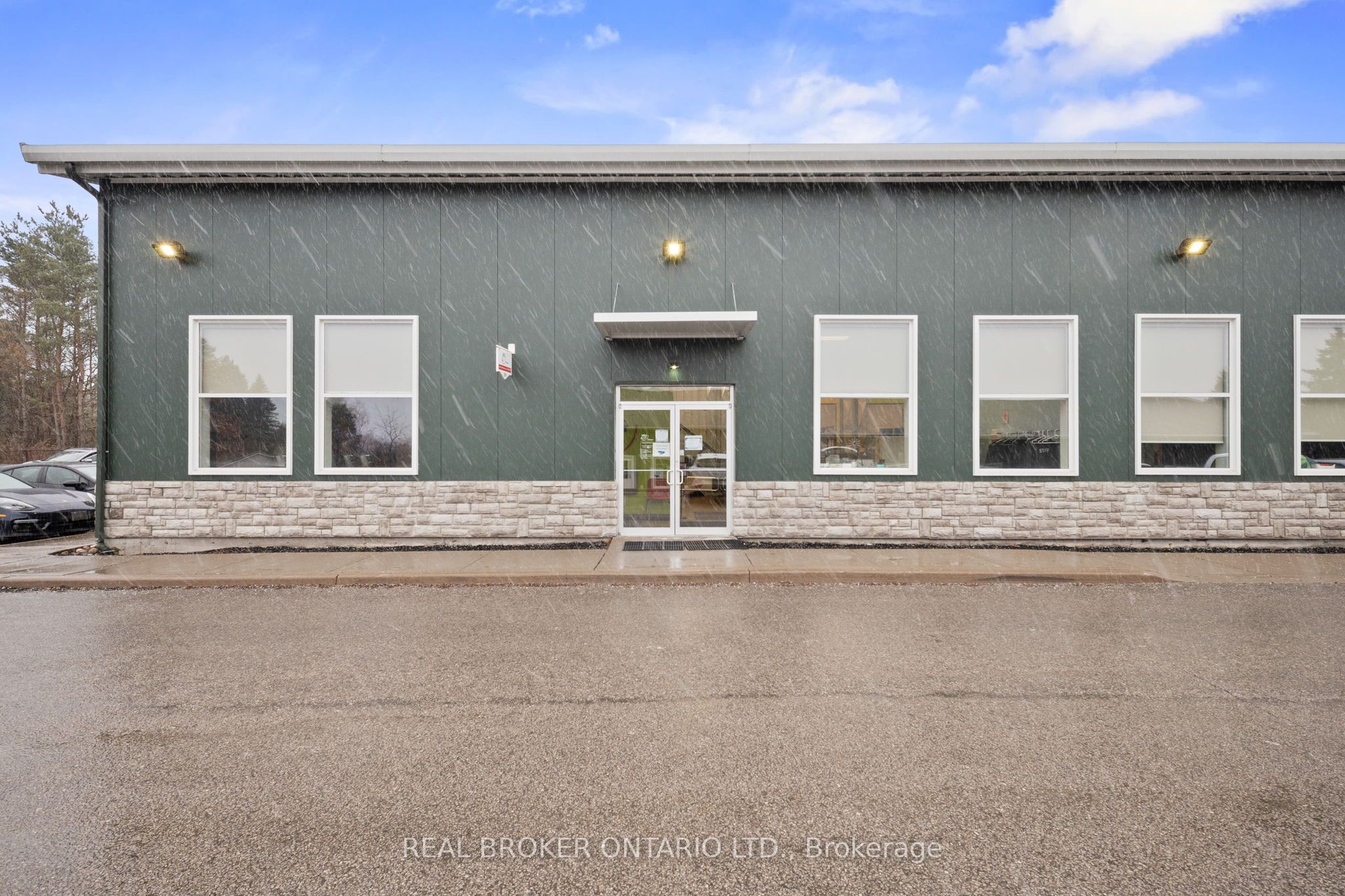 #100 - 284 Main Street Property Photo 3