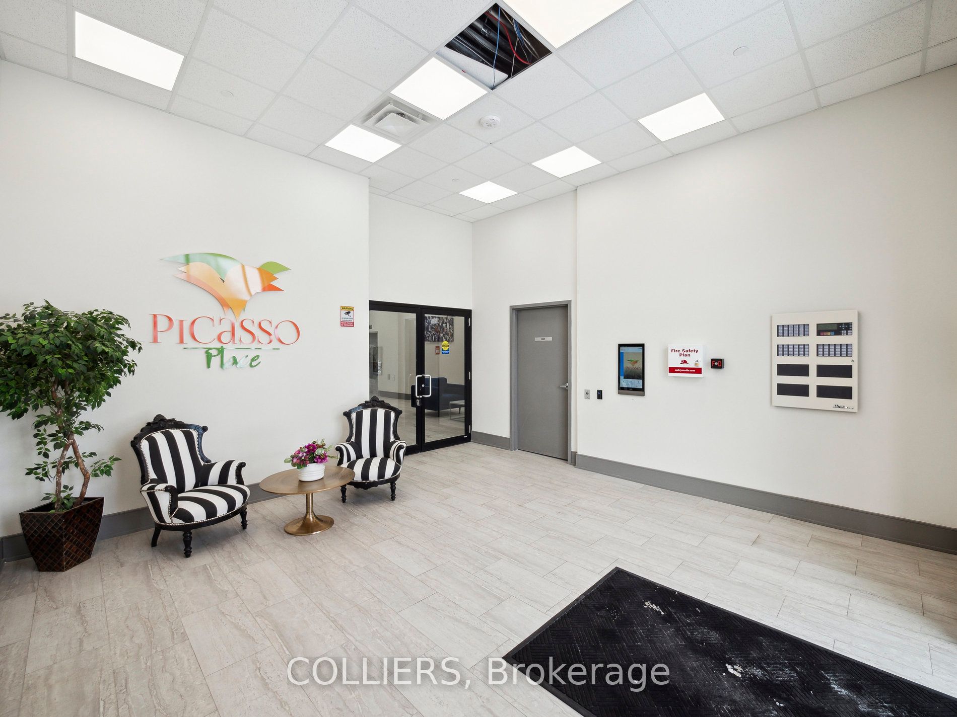 13042 Yonge St Property Photo 4