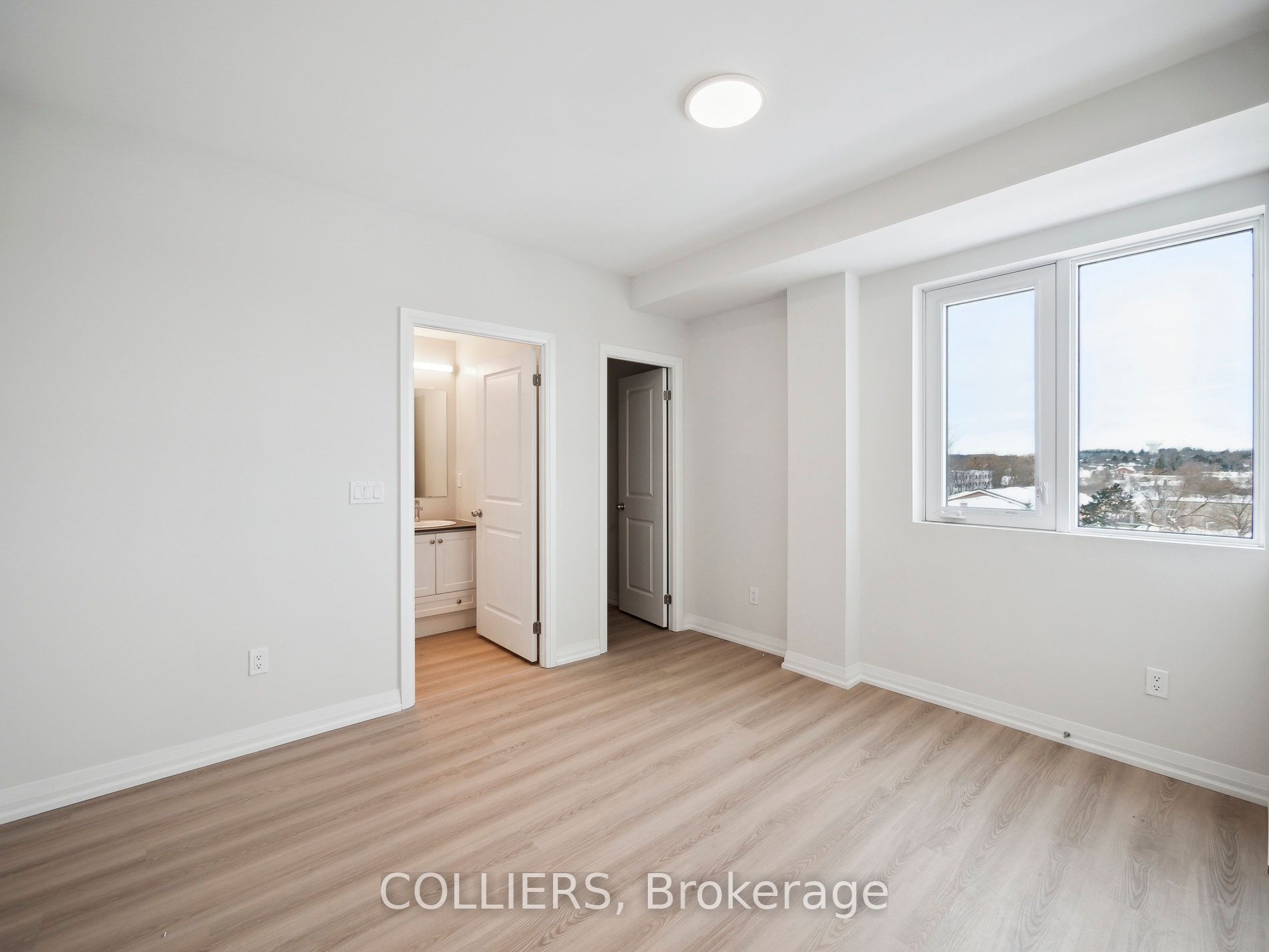 13042 Yonge St Property Photo 8