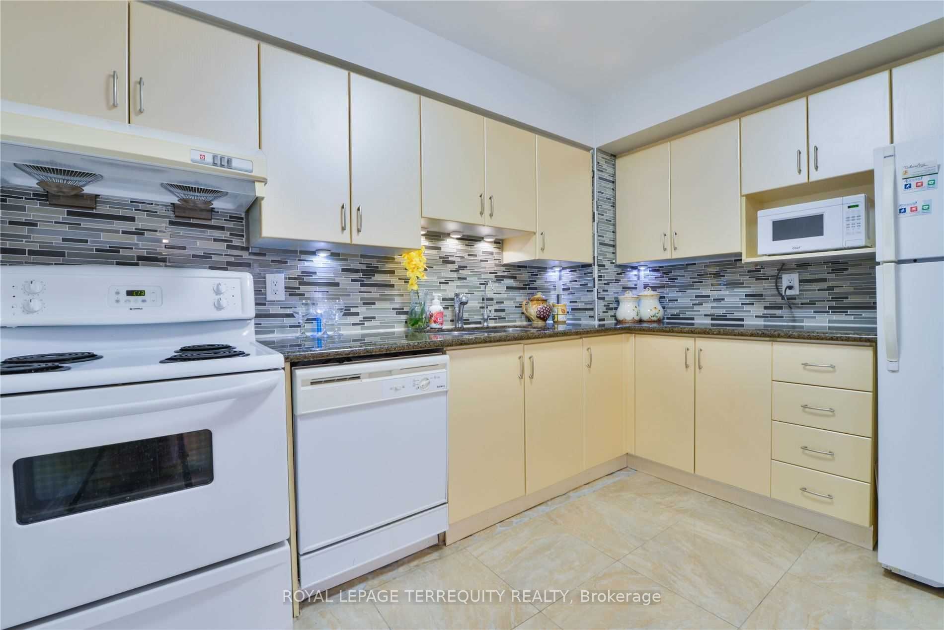 #408 - 8501 Bayview Avenue Property Photo 12