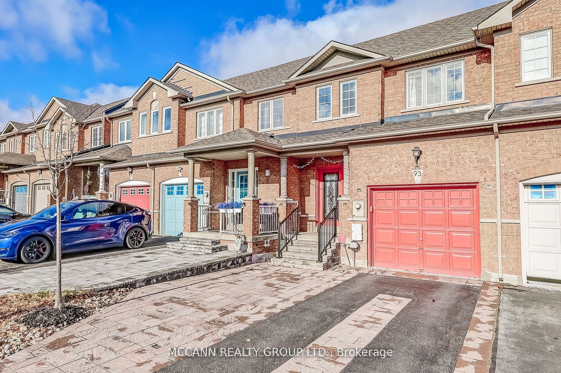 93 Revelstoke Crescent Property Photo 1