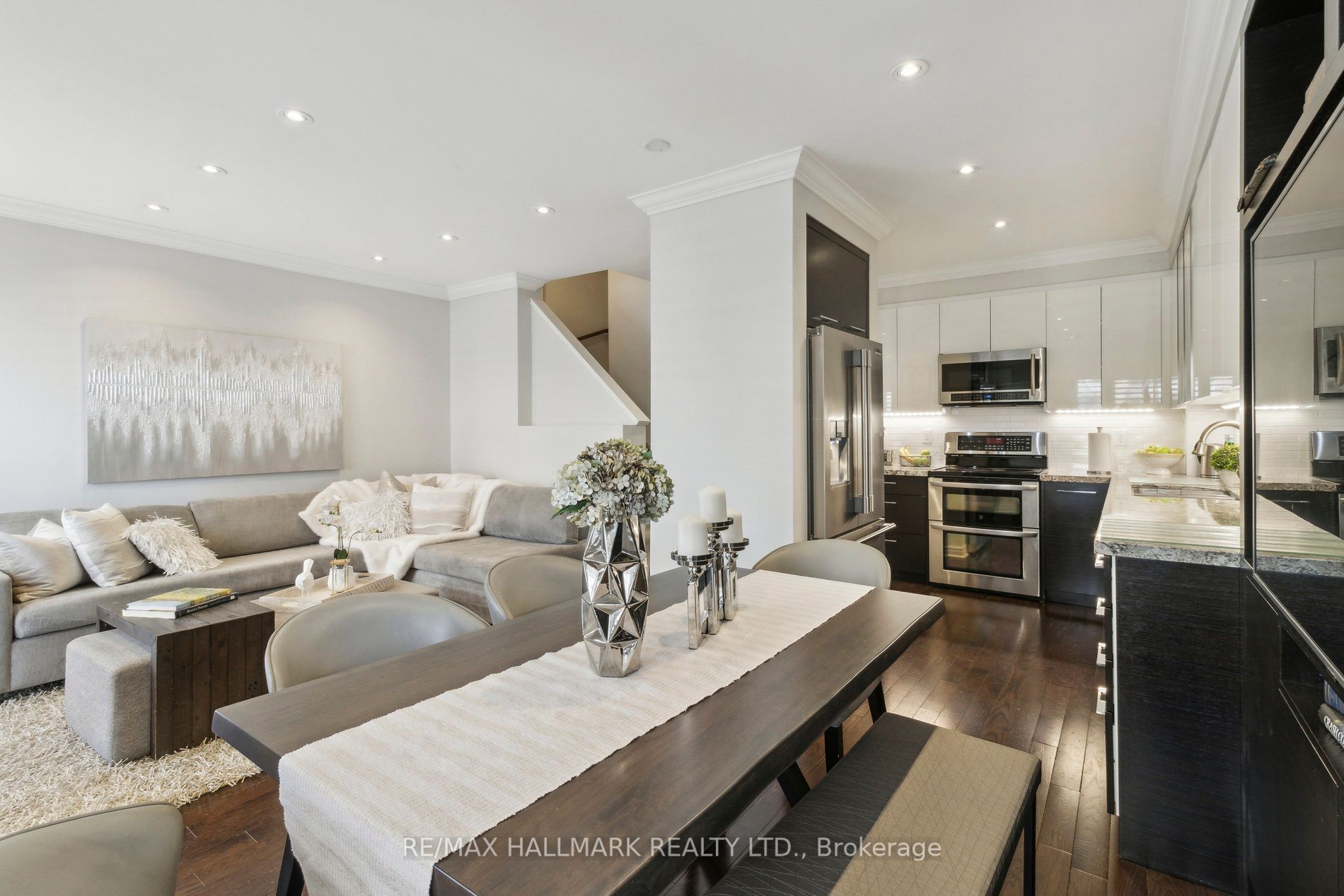 735 New Westminster Dr Property Photo 1