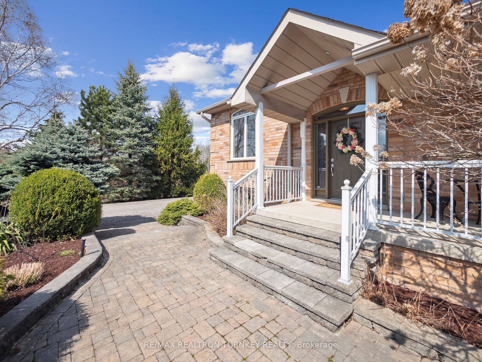 20173 Bathurst Street Property Photo 6