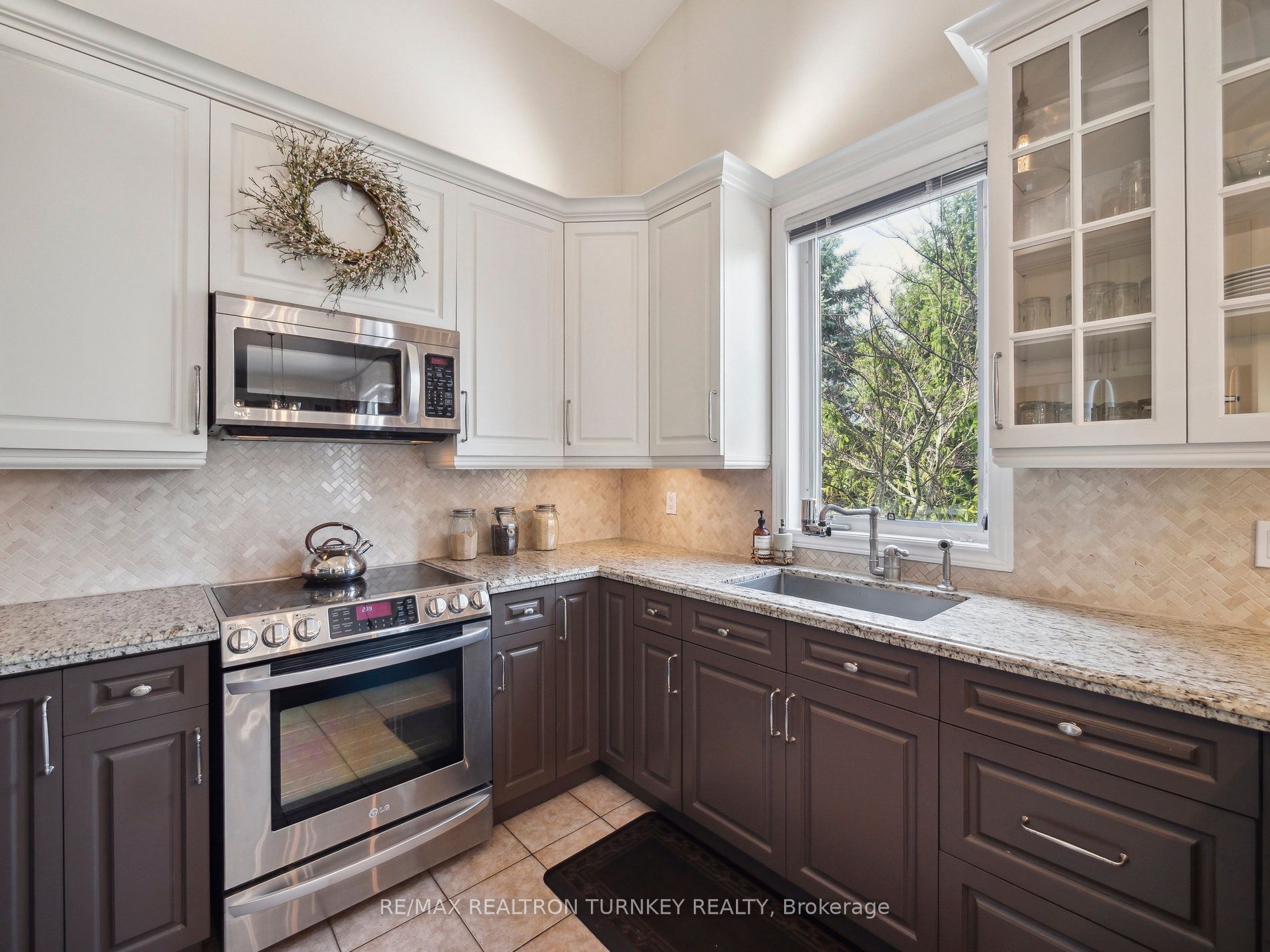 20173 Bathurst Street Property Photo 16