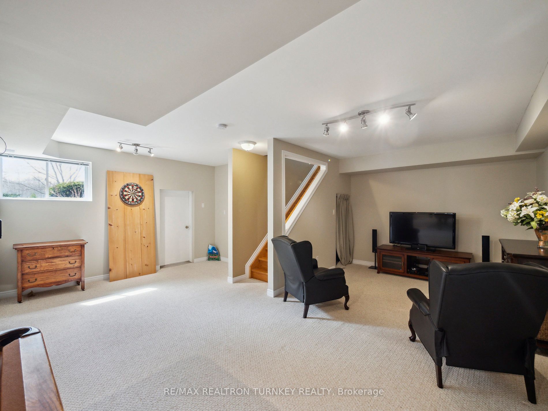 20173 Bathurst Street Property Photo 36