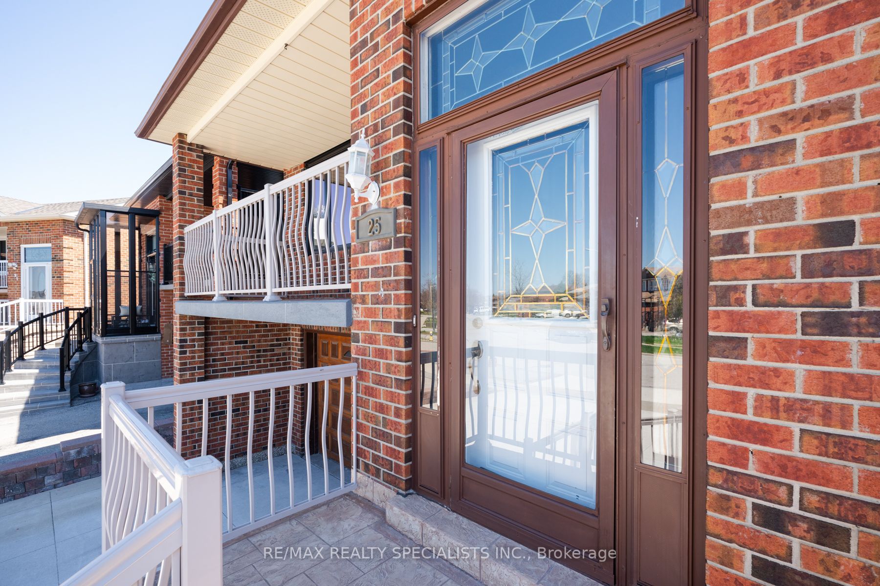 #upper - 25 Twinberry Crescent Property Photo 5