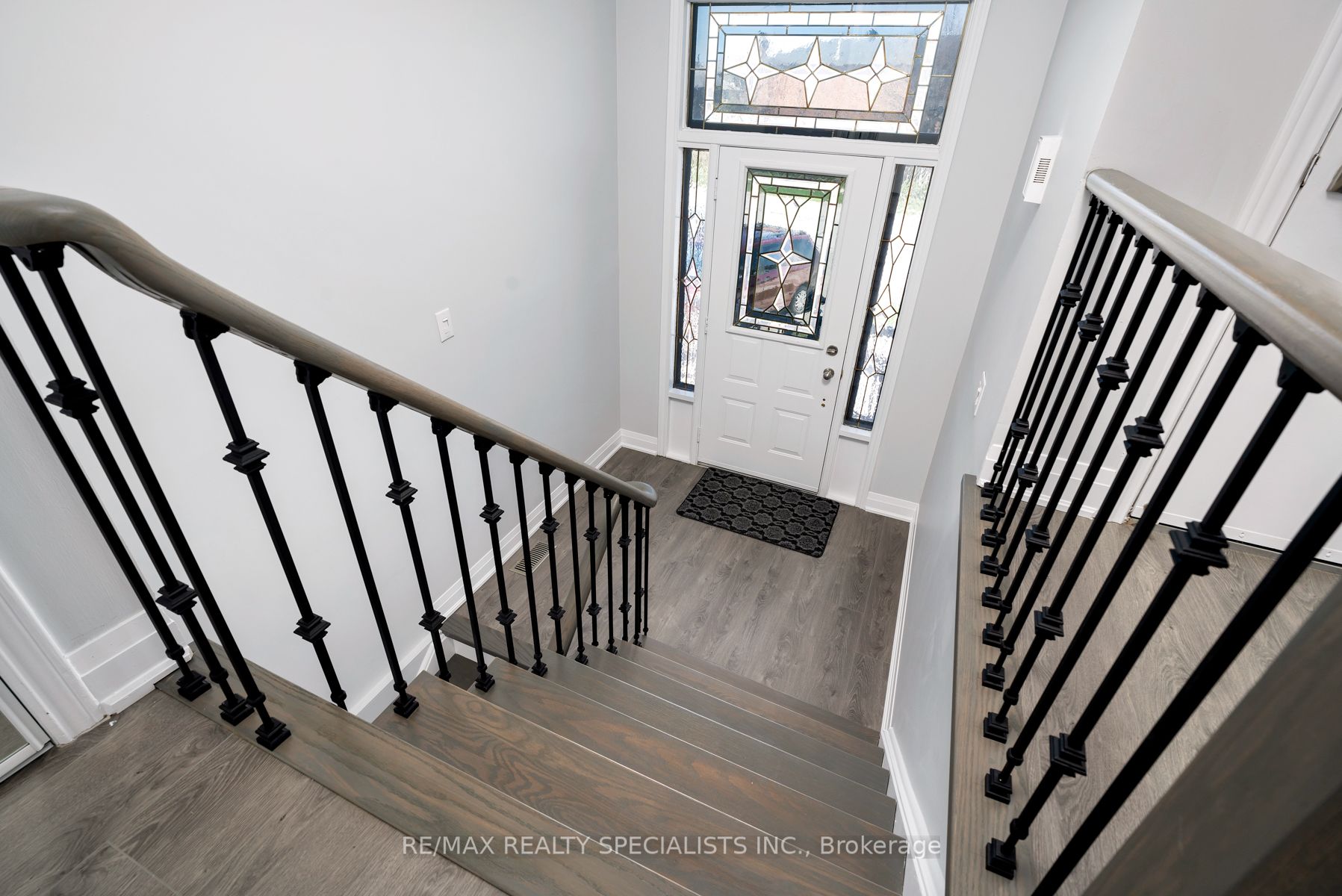 #upper - 25 Twinberry Crescent Property Photo 6