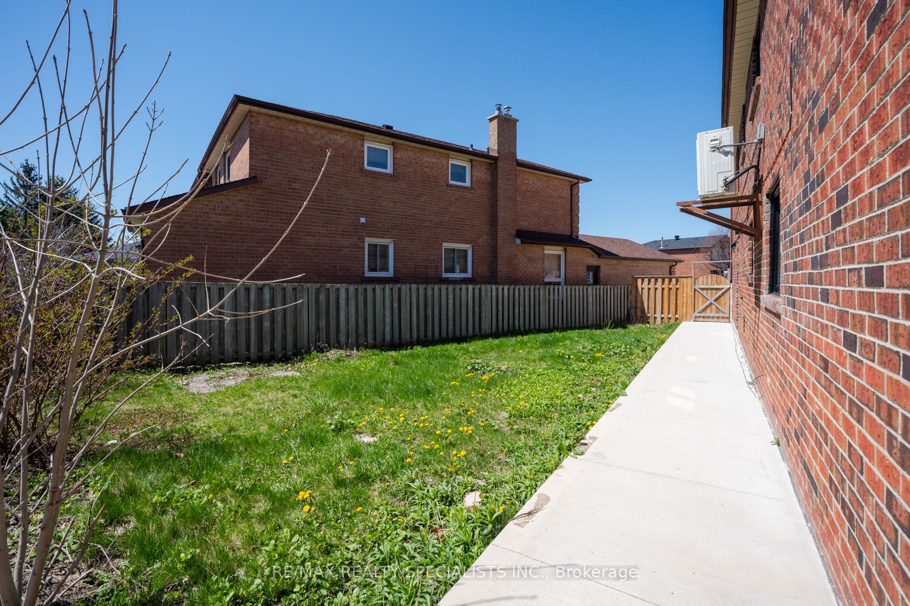 #upper - 25 Twinberry Crescent Property Photo 45