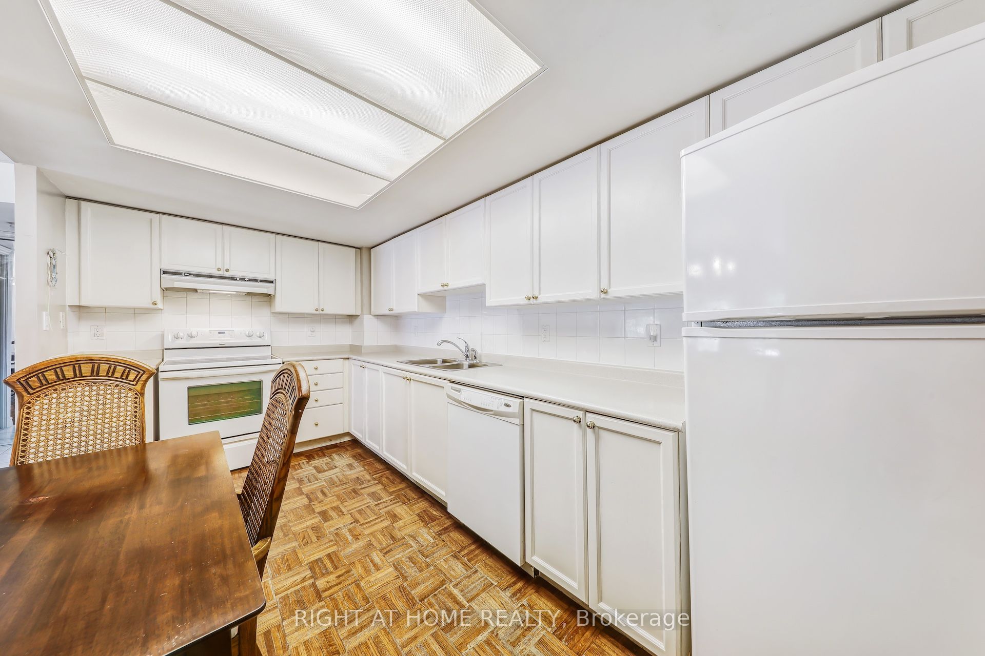 121 N Woodbridge Avenue N 221 Property Photo 18