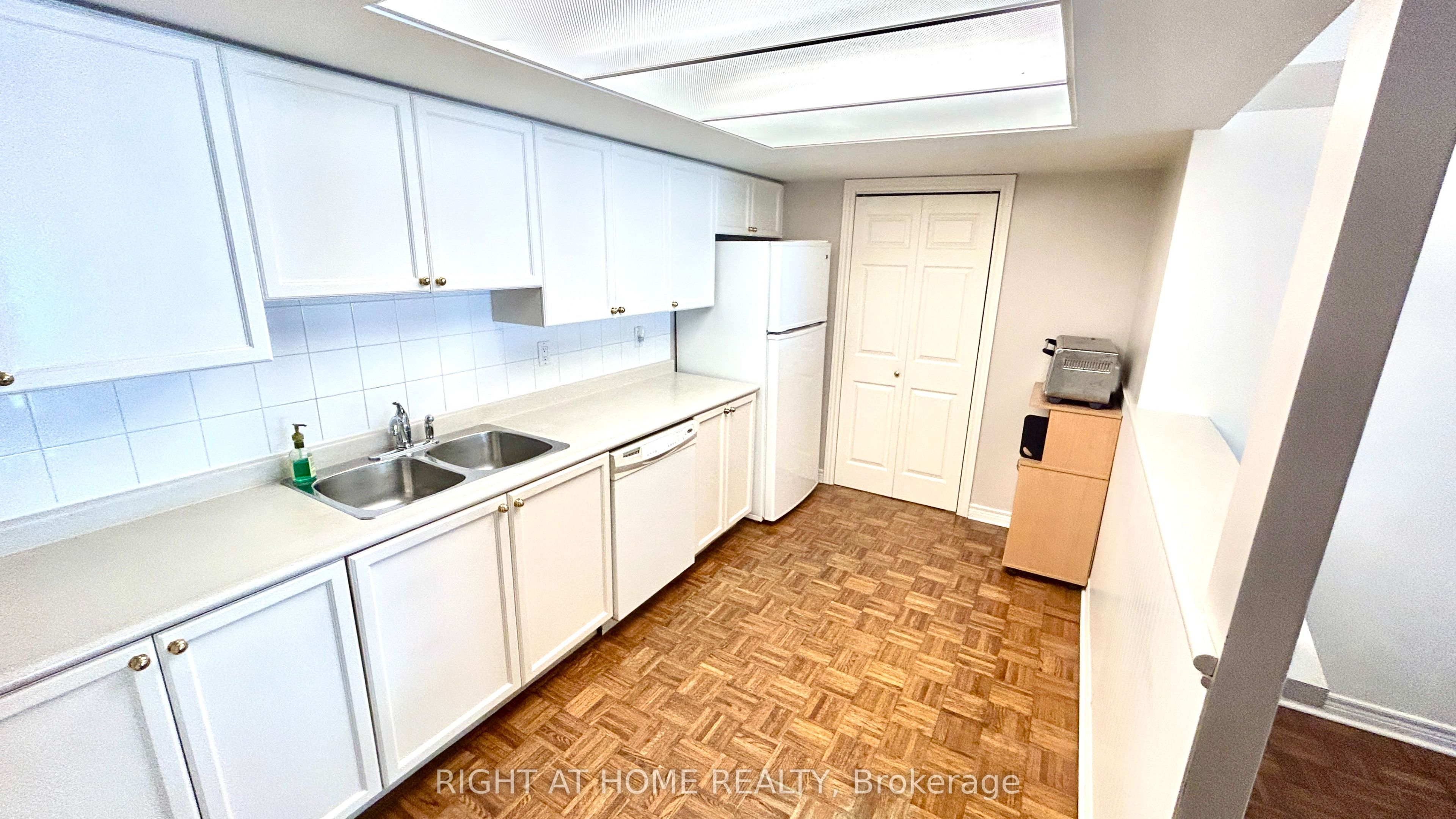 121 N Woodbridge Avenue N 221 Property Photo 20