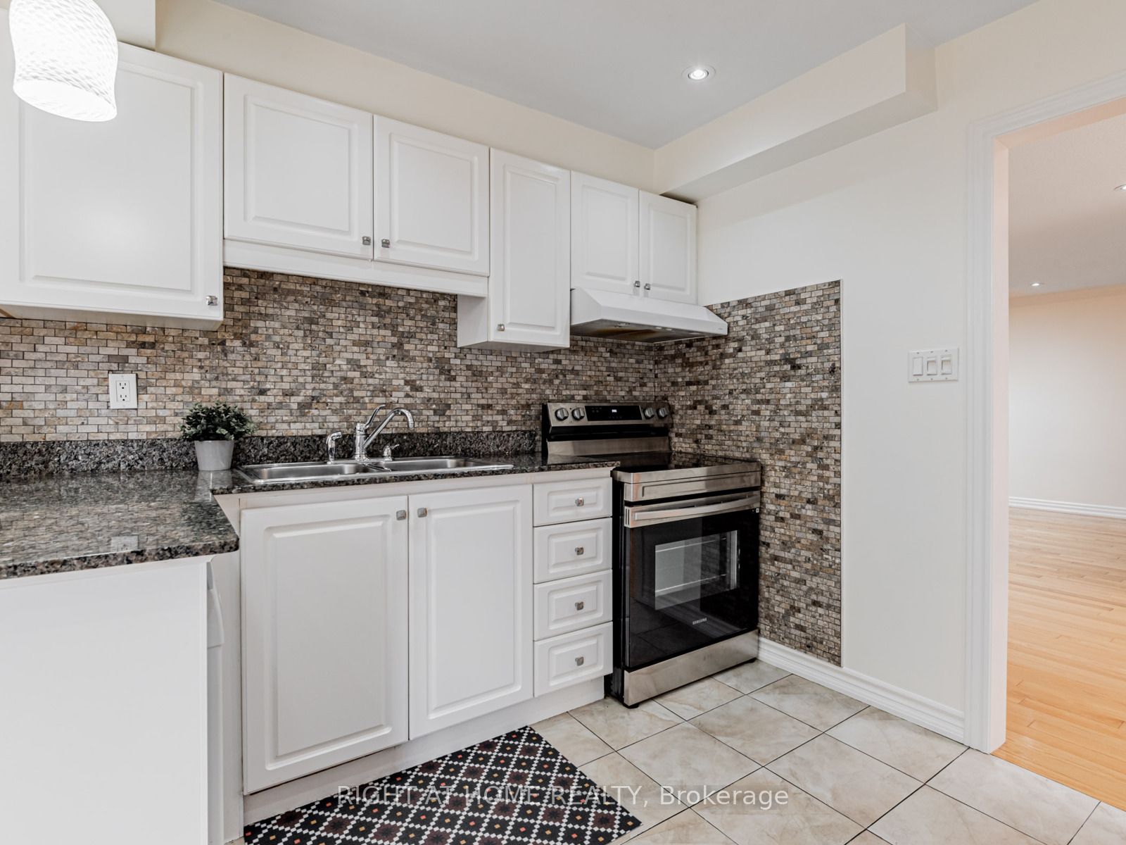 7 Point O'woods Drive Property Photo 10