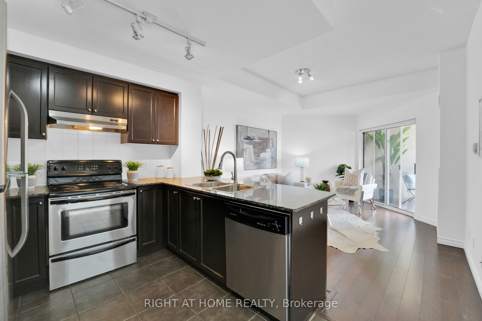 2 Maison Parc Court 710 Property Photo 3