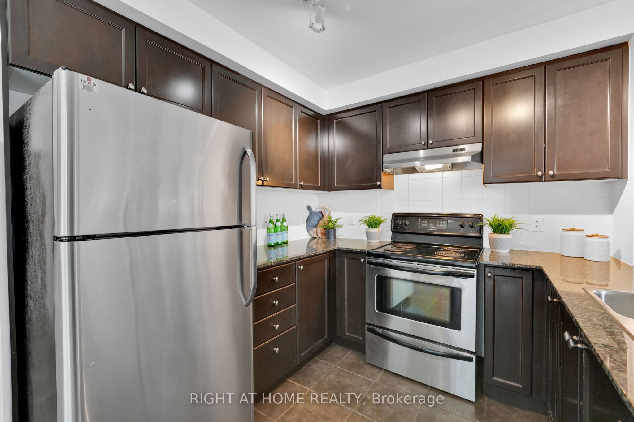 2 Maison Parc Court 710 Property Photo 4