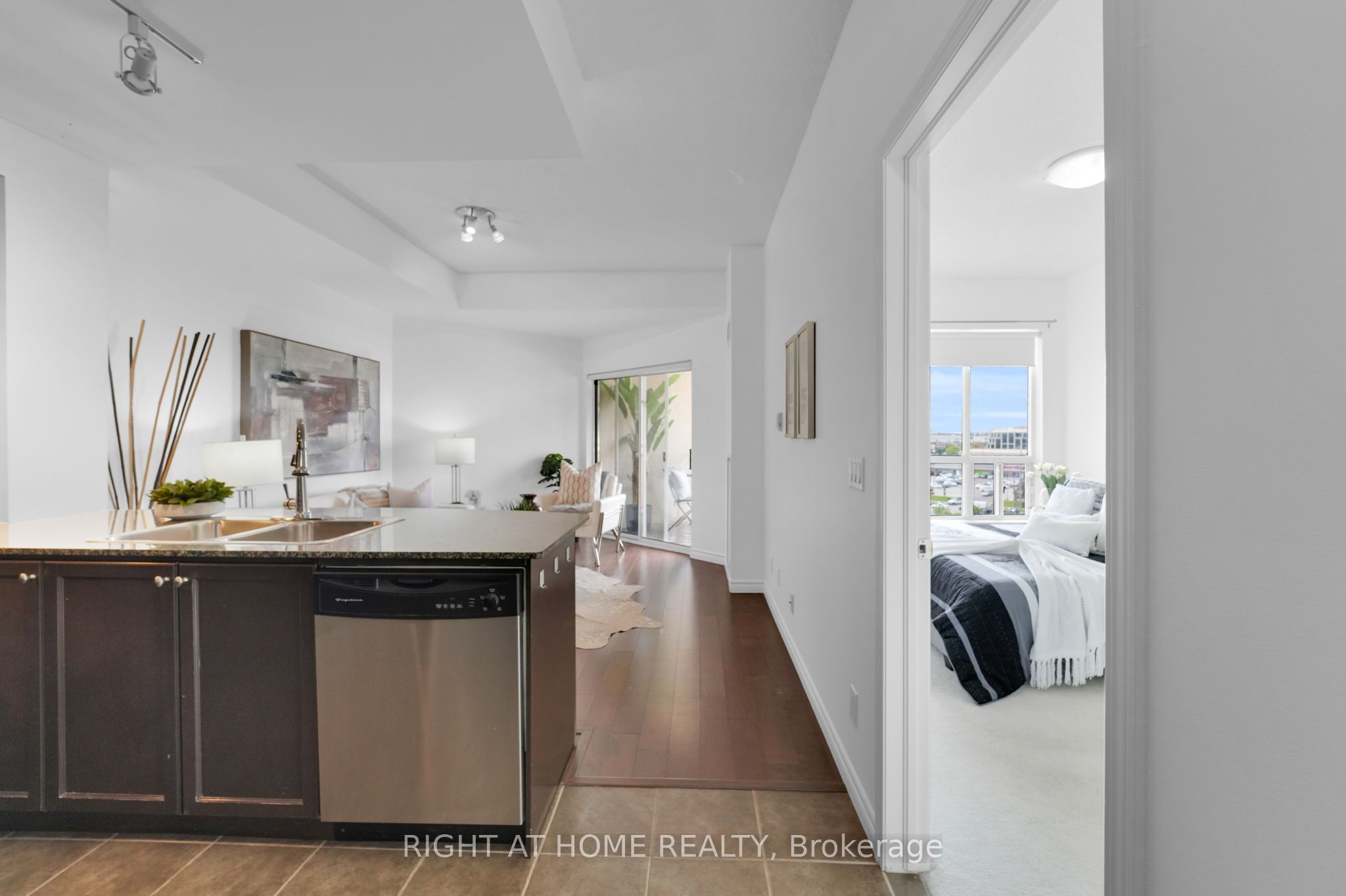 2 Maison Parc Court 710 Property Photo 5