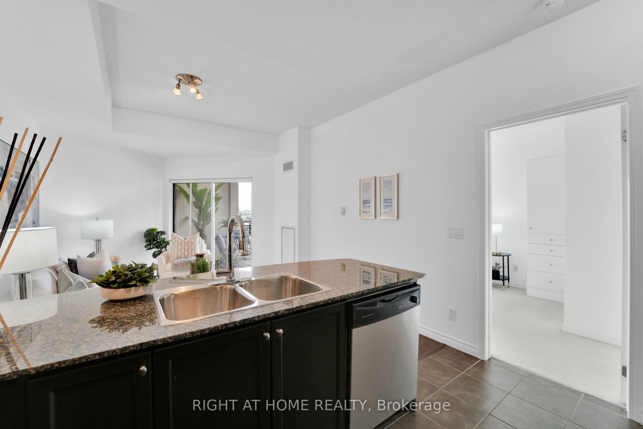 2 Maison Parc Court 710 Property Photo 6