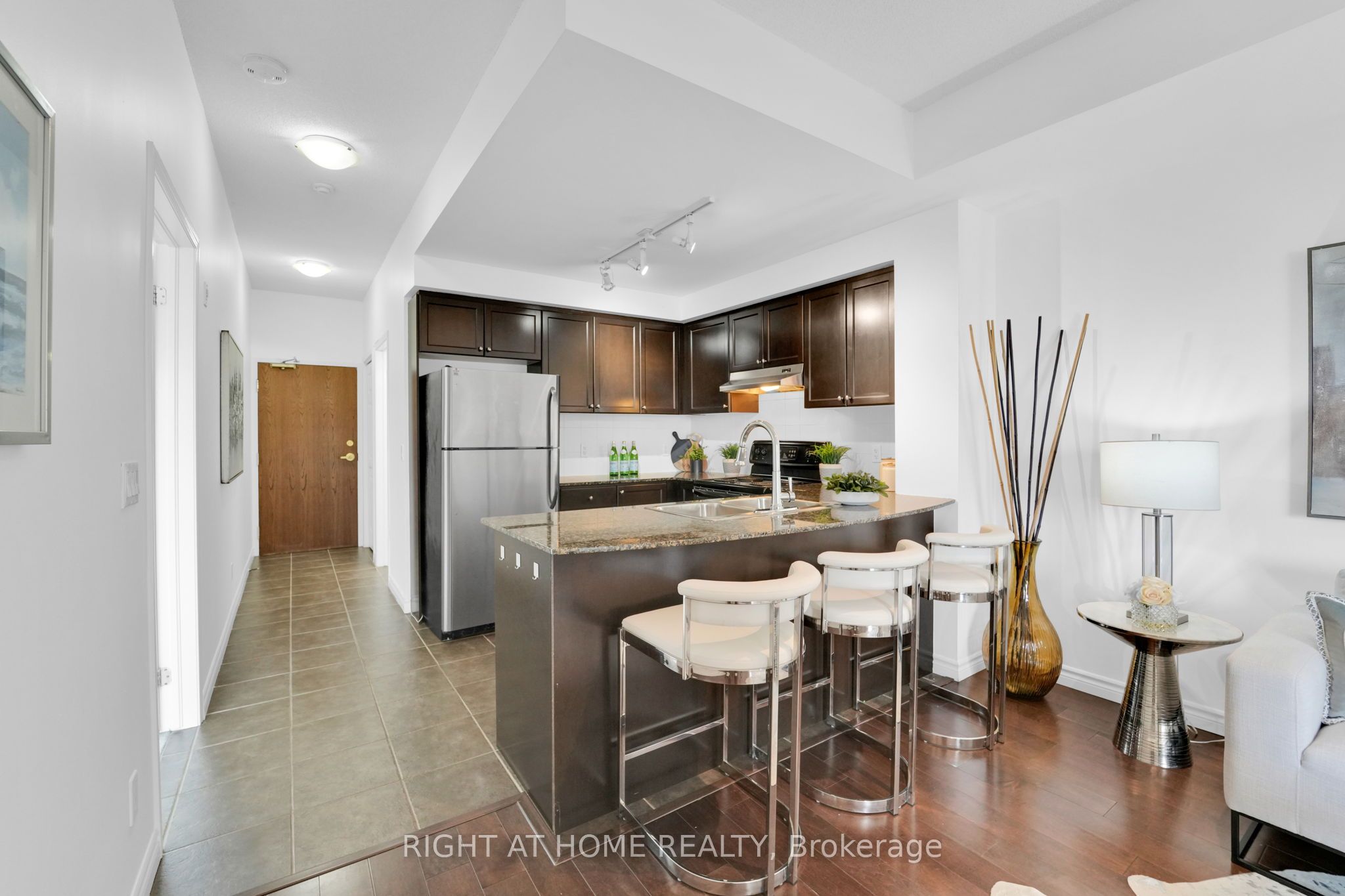 2 Maison Parc Court 710 Property Photo 7