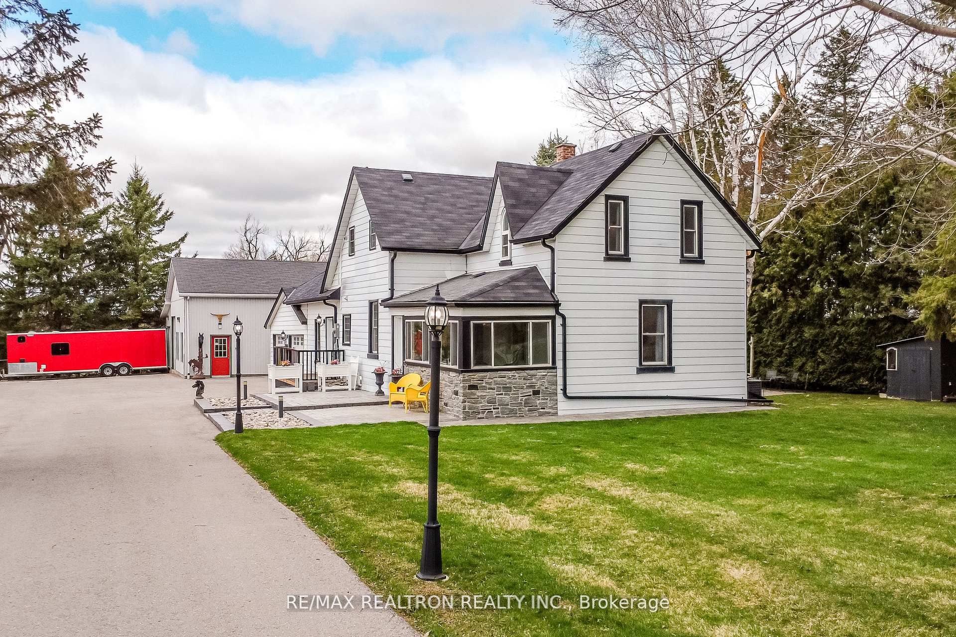 5872 Yonge St Property Photo 1