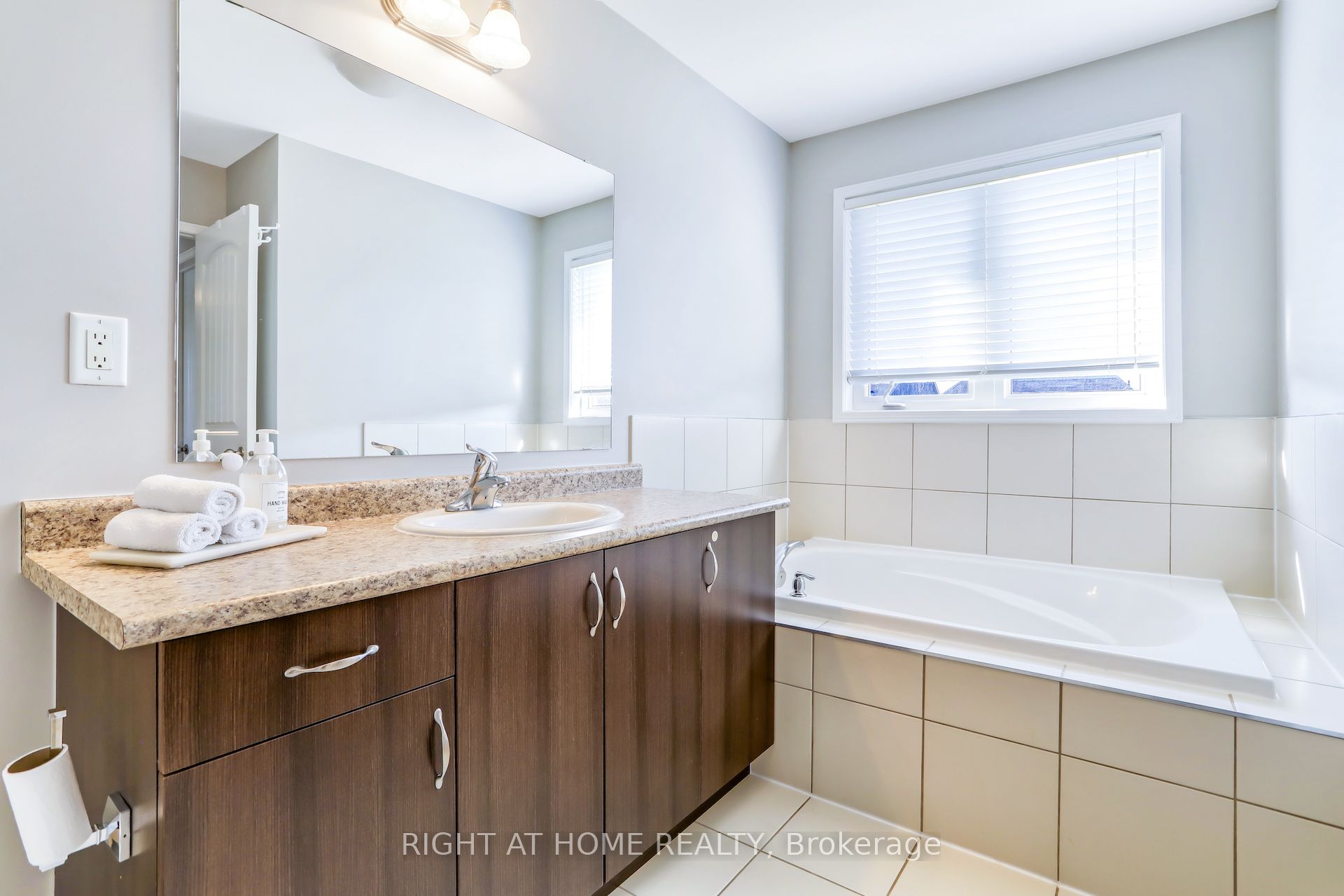 19 Amberwing Landing Property Photo 16