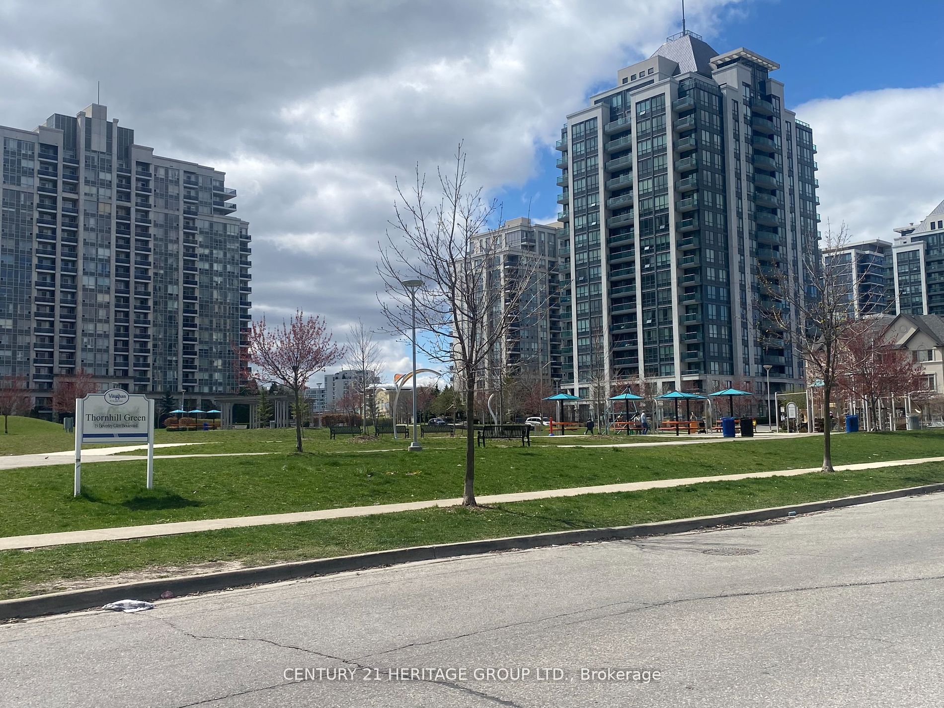 7890 Bathurst St Property Photo 1