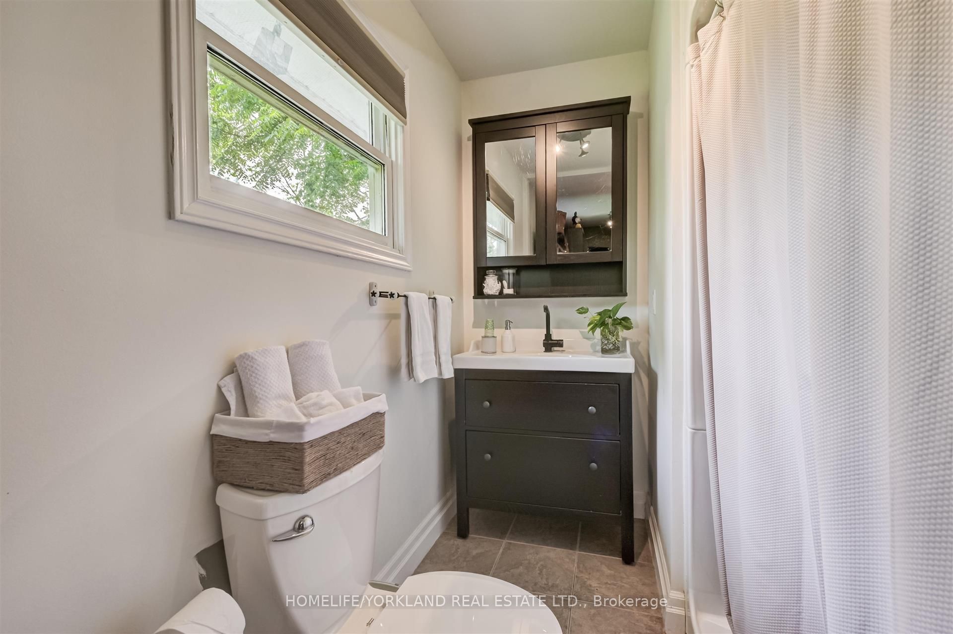 101 Lake Drive N Property Photo 21