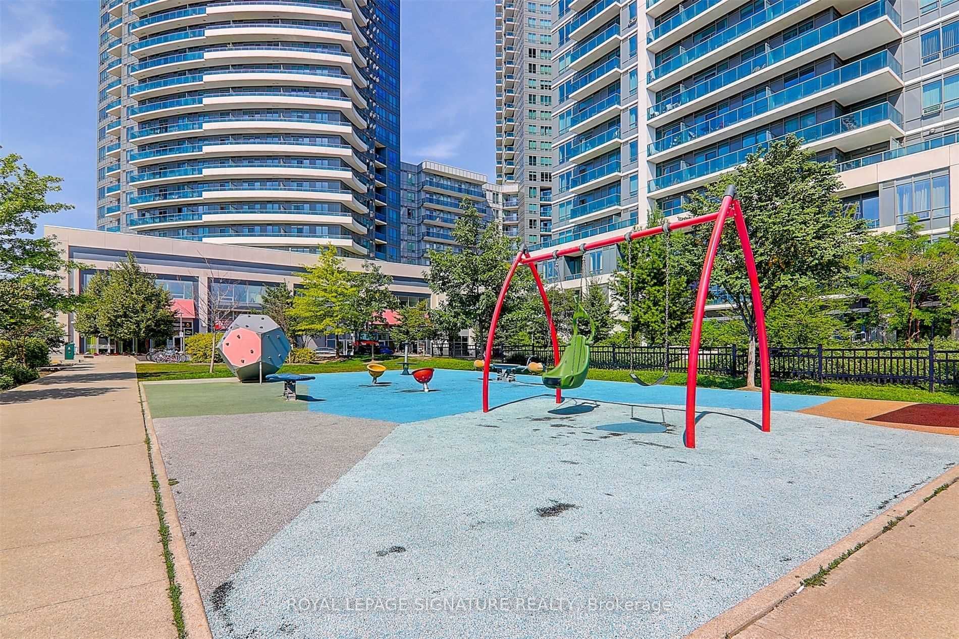 7165 Yonge St Property Photo 13