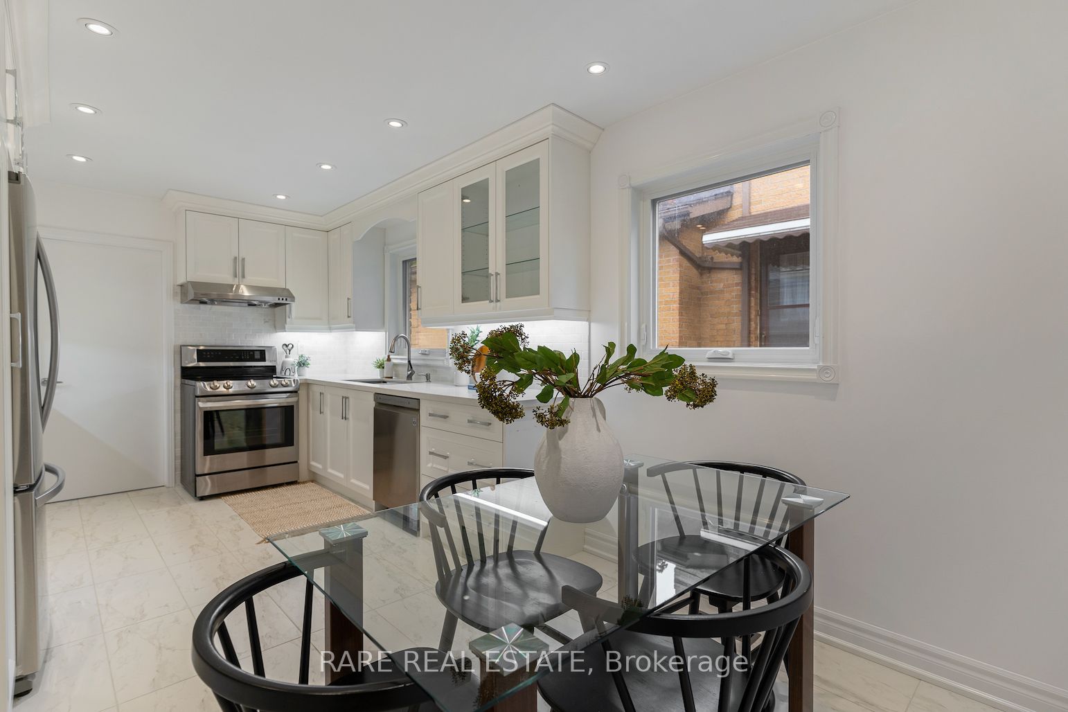 97 Kings College Rd Property Photo 8
