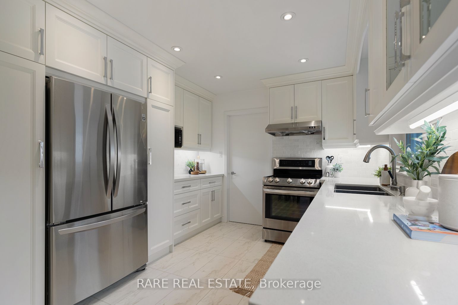 97 Kings College Rd Property Photo 10