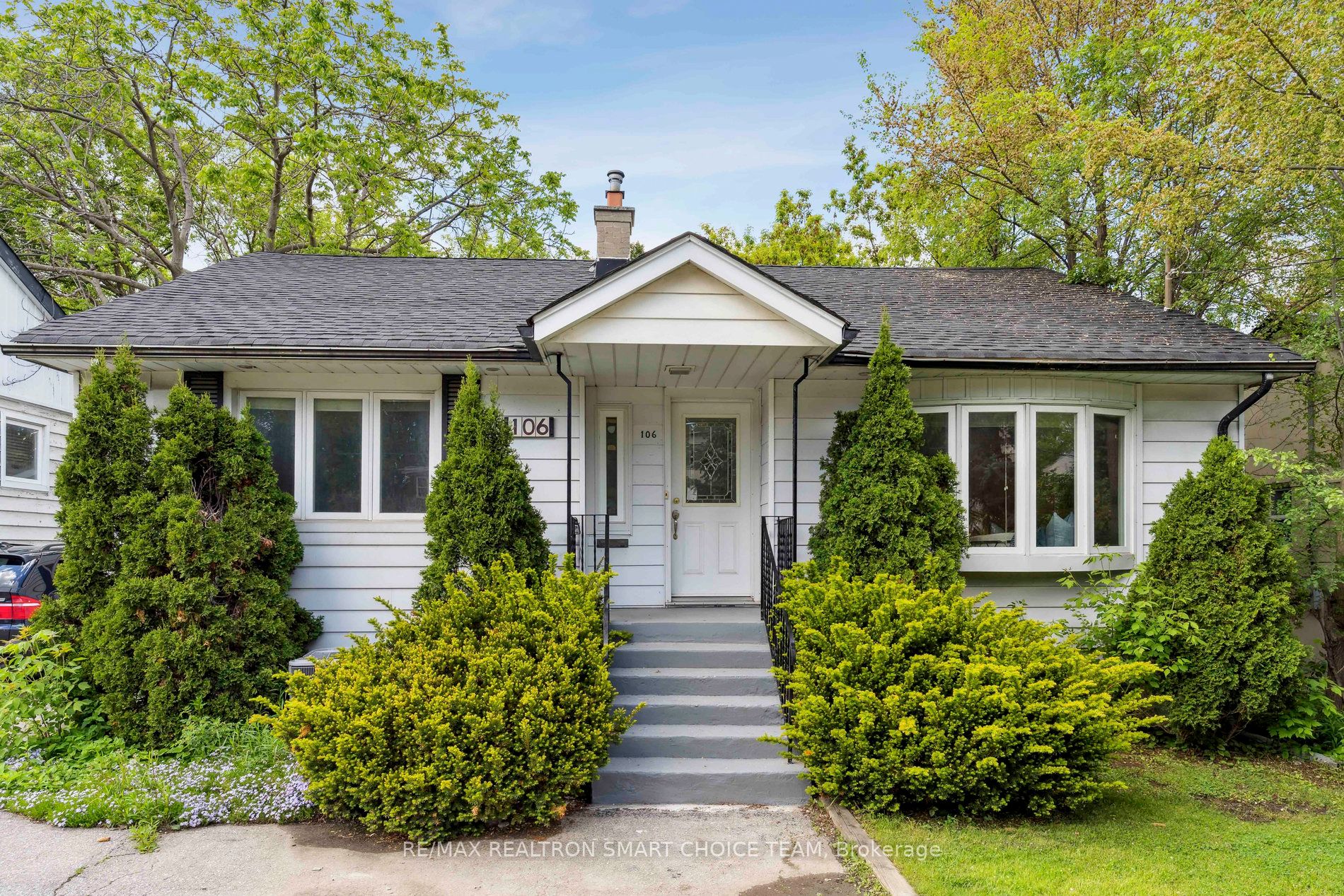 106 Steeles Ave E